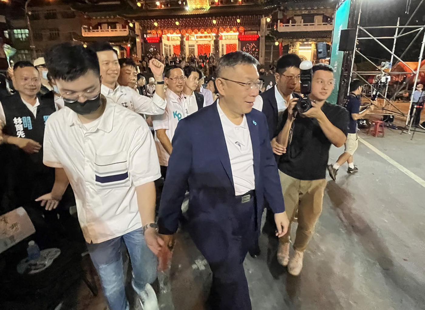 柯文哲（前中）南部首場廟口開講 24日晚間在高雄三鳳宮舉辦。中央社