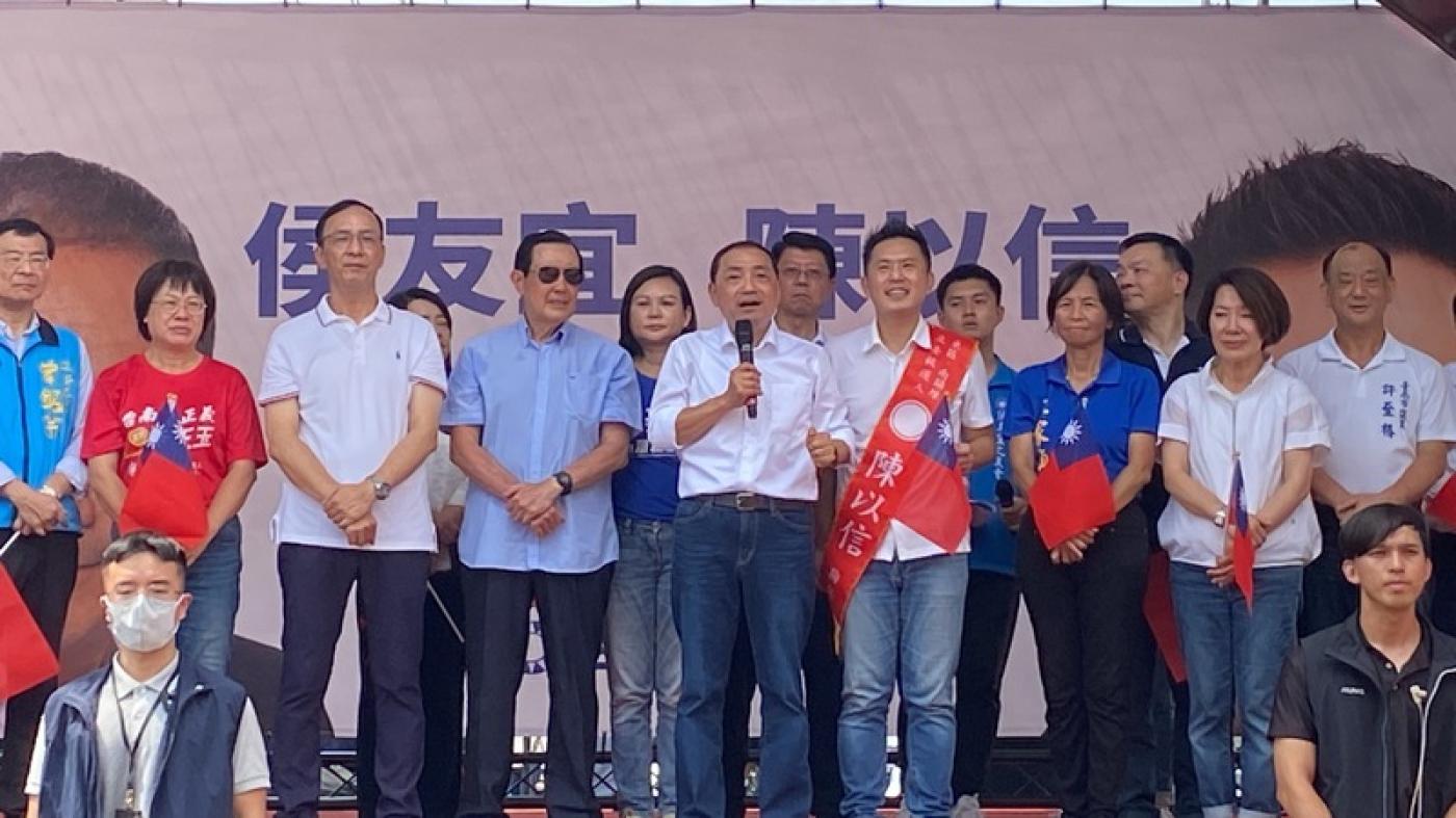 侯友宜（2排左5）與黨籍台南市立委參選人陳以信（2排右4）聯合競選總部30 日成立，包括前總統馬英九（2排左 4）、黨主席朱立倫（2排左3）等人都到場。中央社