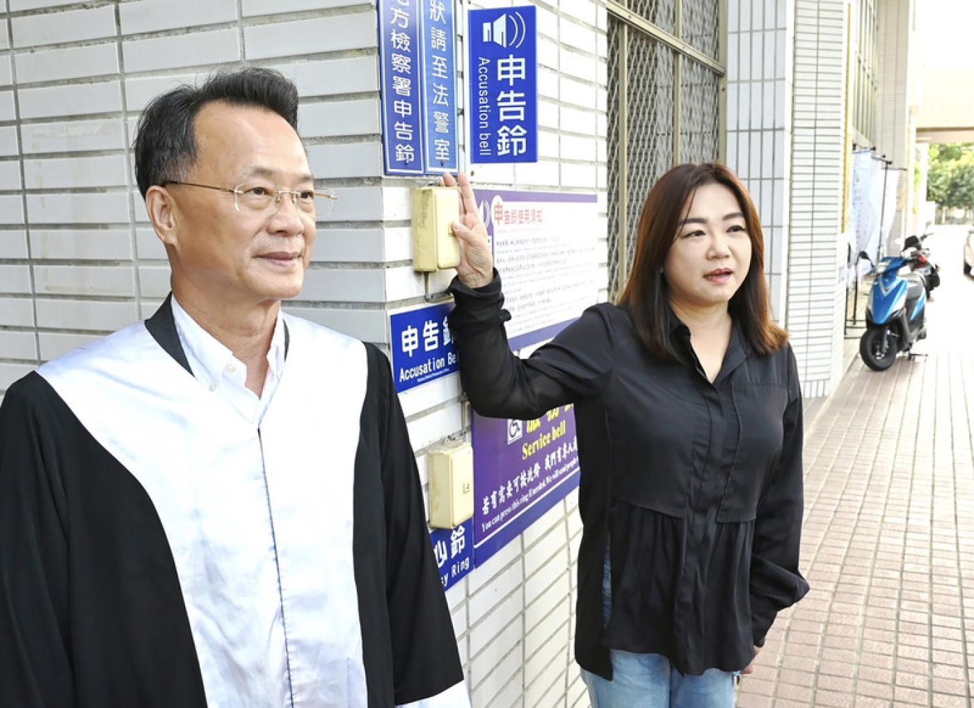 馬文君（右）捲入國造潛艦風波事件，30日親自與律師前往南投地檢署按鈴申告郭璽加重誹謗。 馬文君服務處提供