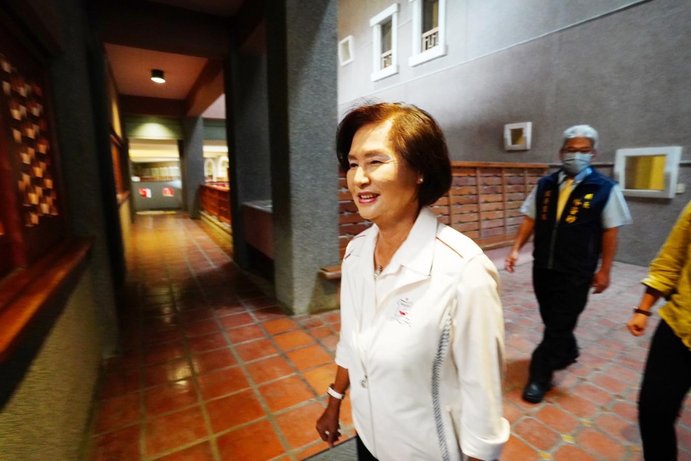 宜蘭縣長林姿妙今出席會議被問到親信許智信疑似欠債上億落跑時微笑未回應。林泊志攝