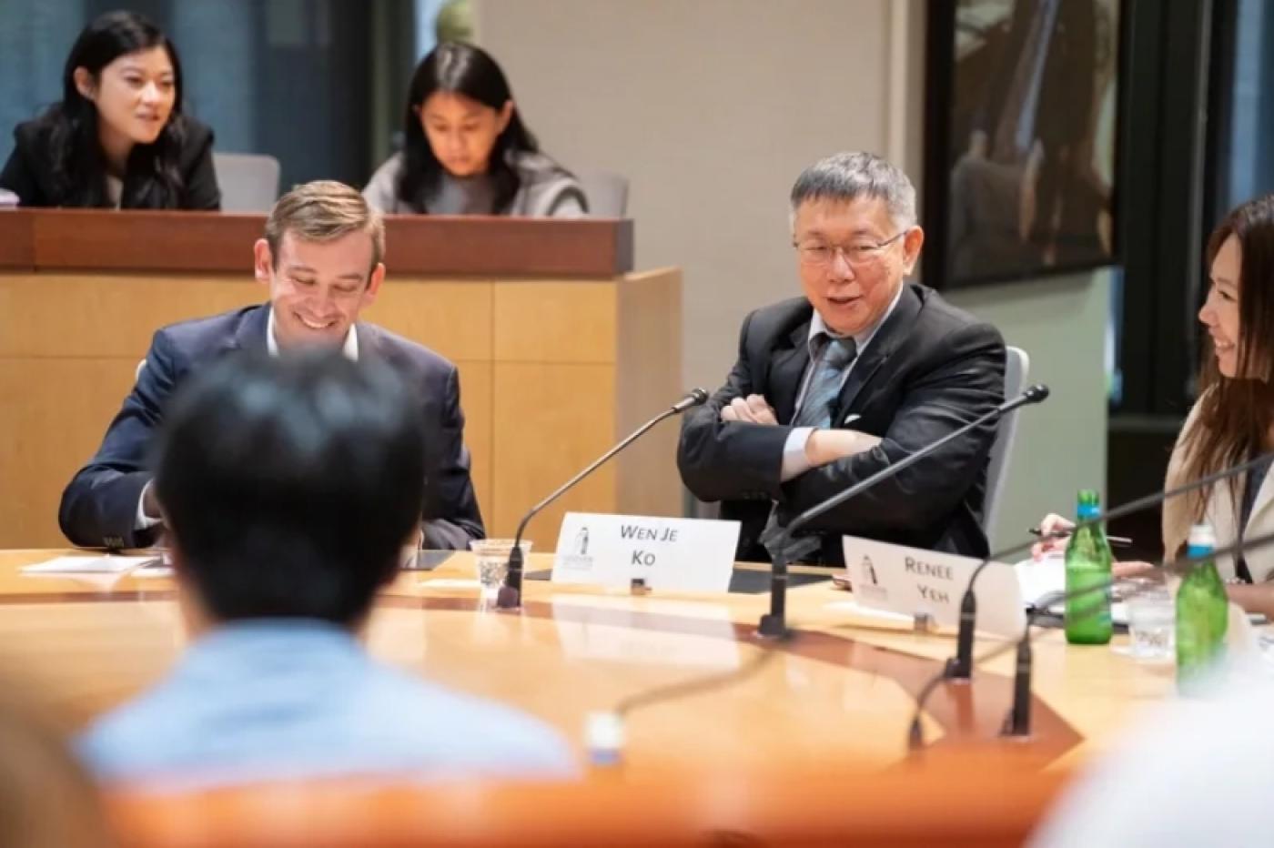 柯文哲在當地時間2日拜會胡佛研究所與學者交流。民眾黨提供
