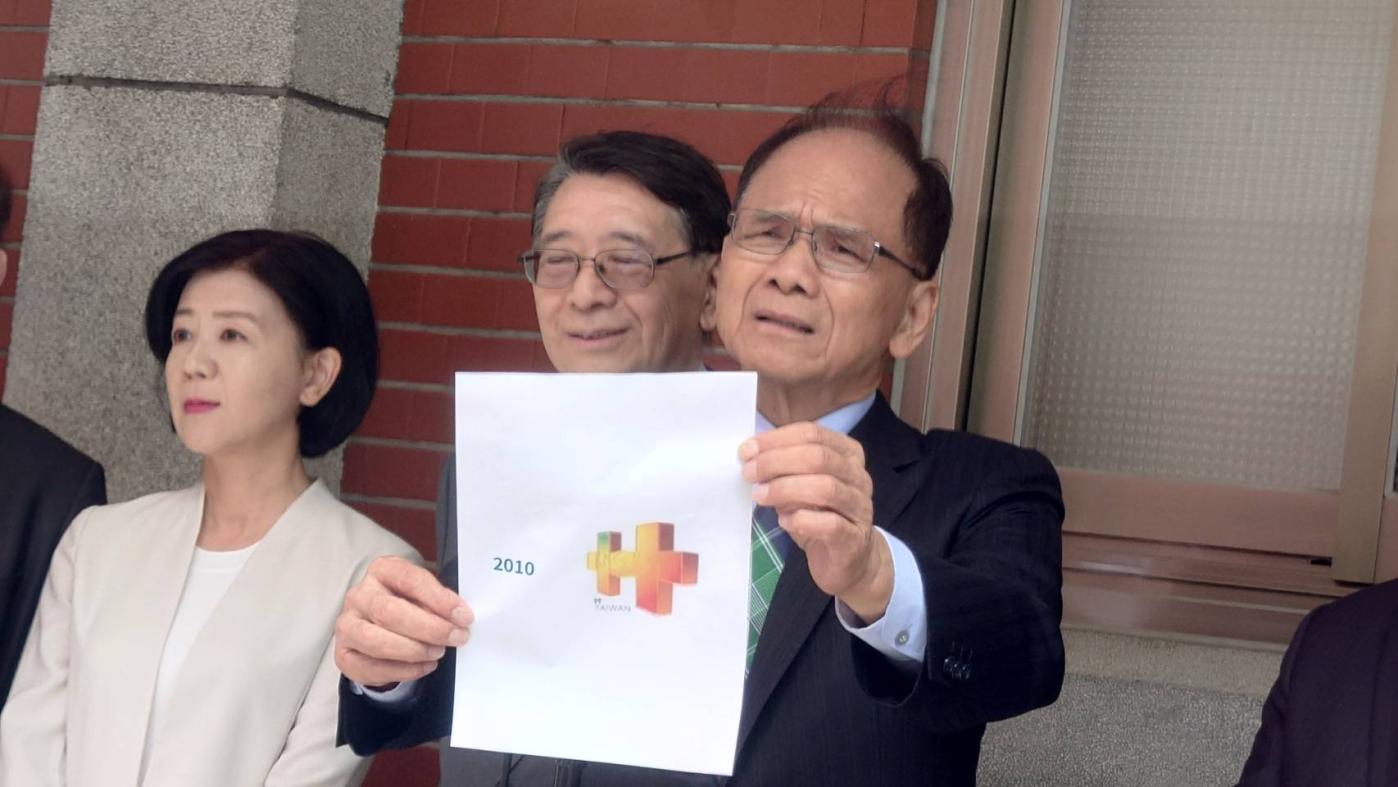 前總統馬英九拒絕出席今年國慶，國慶籌備委員會主委游錫堃今特別拿出2010年的國慶主視覺，指當時英文也是Taiwan。蘇聖怡攝