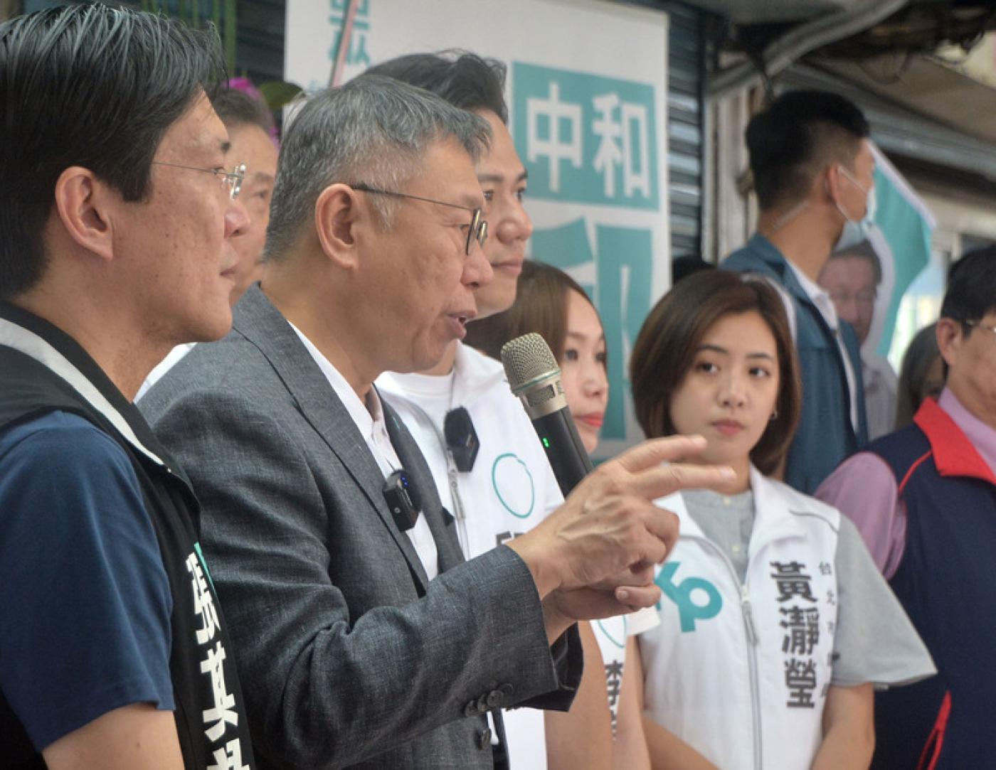 柯文哲（前左2）7日表示， 他的SOP是以民意為基礎。中央社