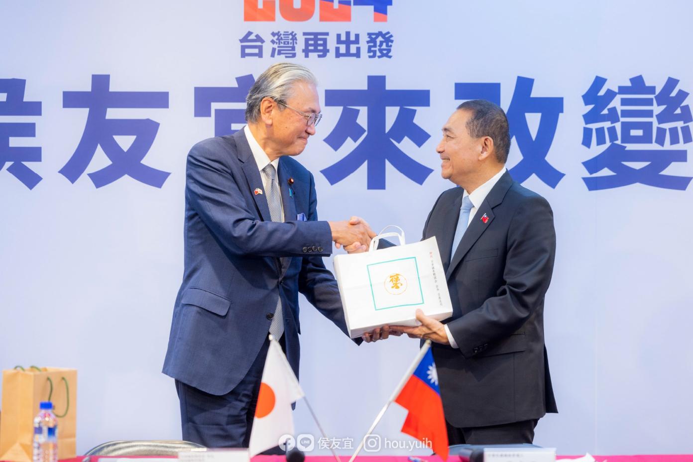 國民黨總統參選人侯友宜(右)今天和日華議員懇談會會長古屋圭司(左)會面。翻攝侯友宜臉書