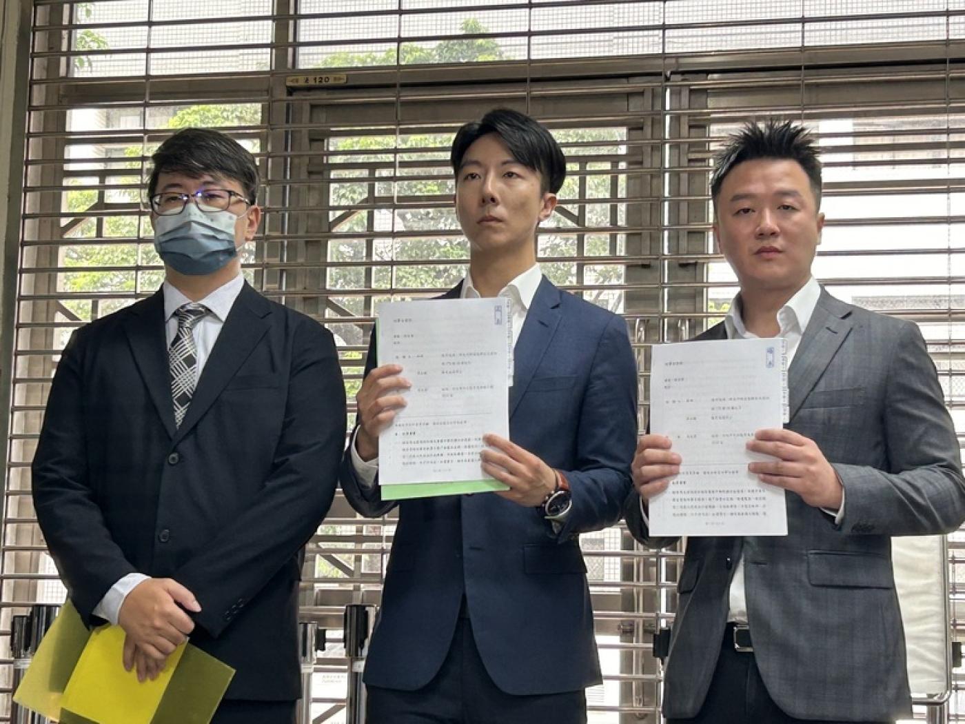 民進黨立委參選人吳崢（中）、政治評論員李正皓（右）及律師匡伯騰9日到台灣高檢署，遞狀告發國民黨立委馬文君涉嫌外患罪。 中央社