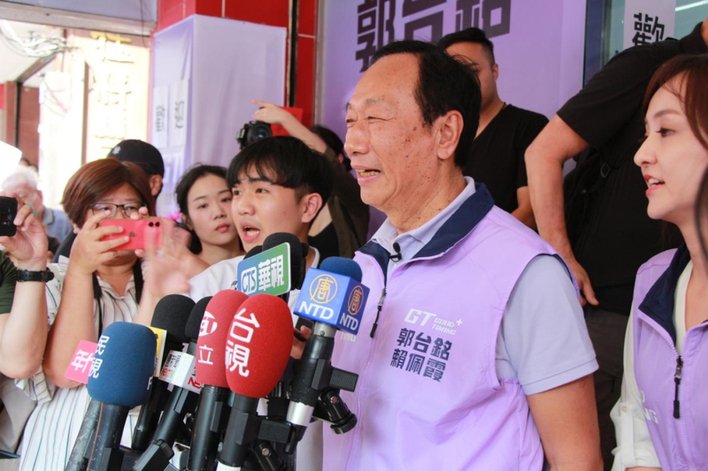 鴻海創辦人郭台銘（右2）今到台中跑行程。中央社