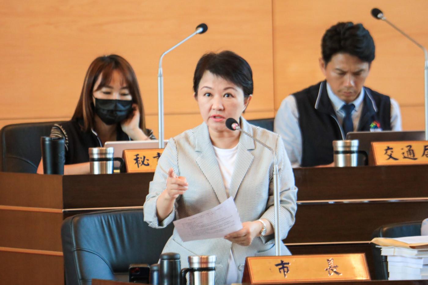 今年國慶焰火狀況連連，表演藝人批評警方不願協助開道，台中市長盧秀燕說雙方有誤解，盼作東化解誤會。 中央社