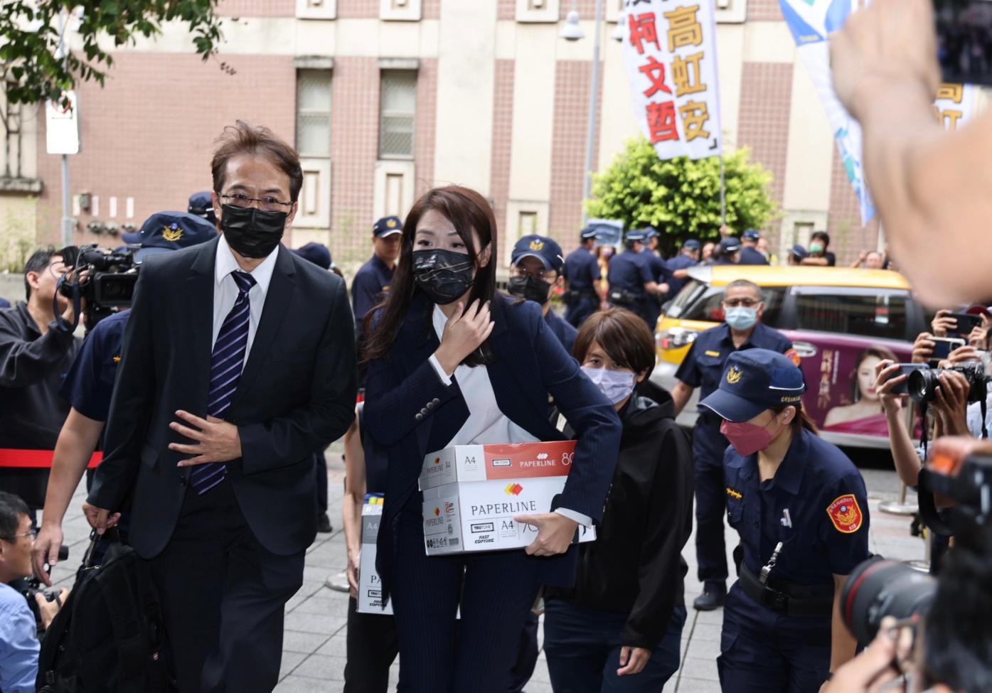 高虹安在律師陪同下進入法庭，自己抱著一大紙箱。林啟弘攝