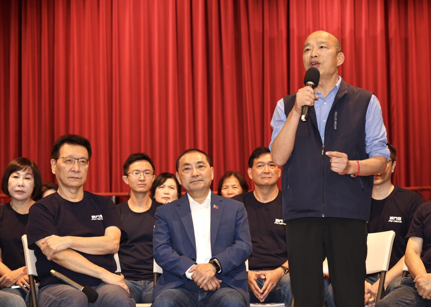 高雄市前市長韓國瑜(站立者)表示，他站出來是因憂心在野整合，並說個人位置無關宏旨。資料照片／林啟弘攝