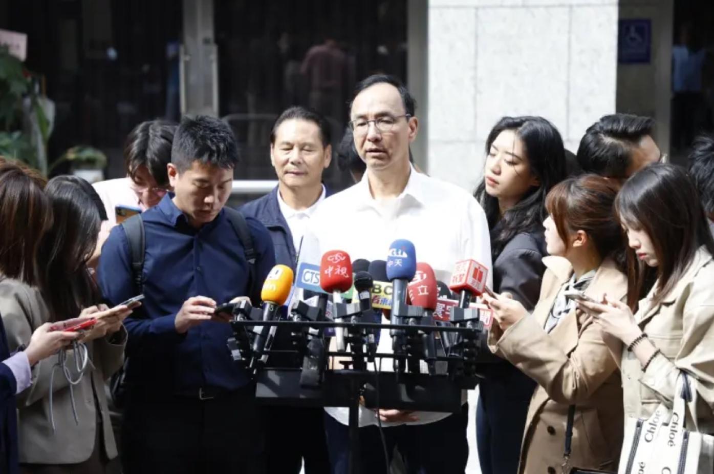 外界質疑對郭台銘不用民主初選，朱立倫認為黨內和政黨聯盟不一樣。國民黨提供