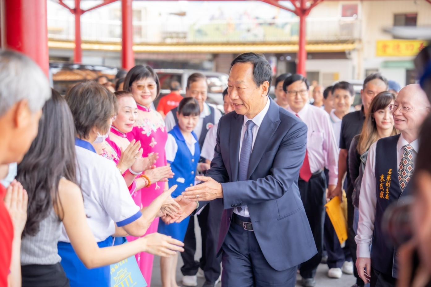 郭台銘赴基隆天顯宮參香，與民眾互動。郭辦提供