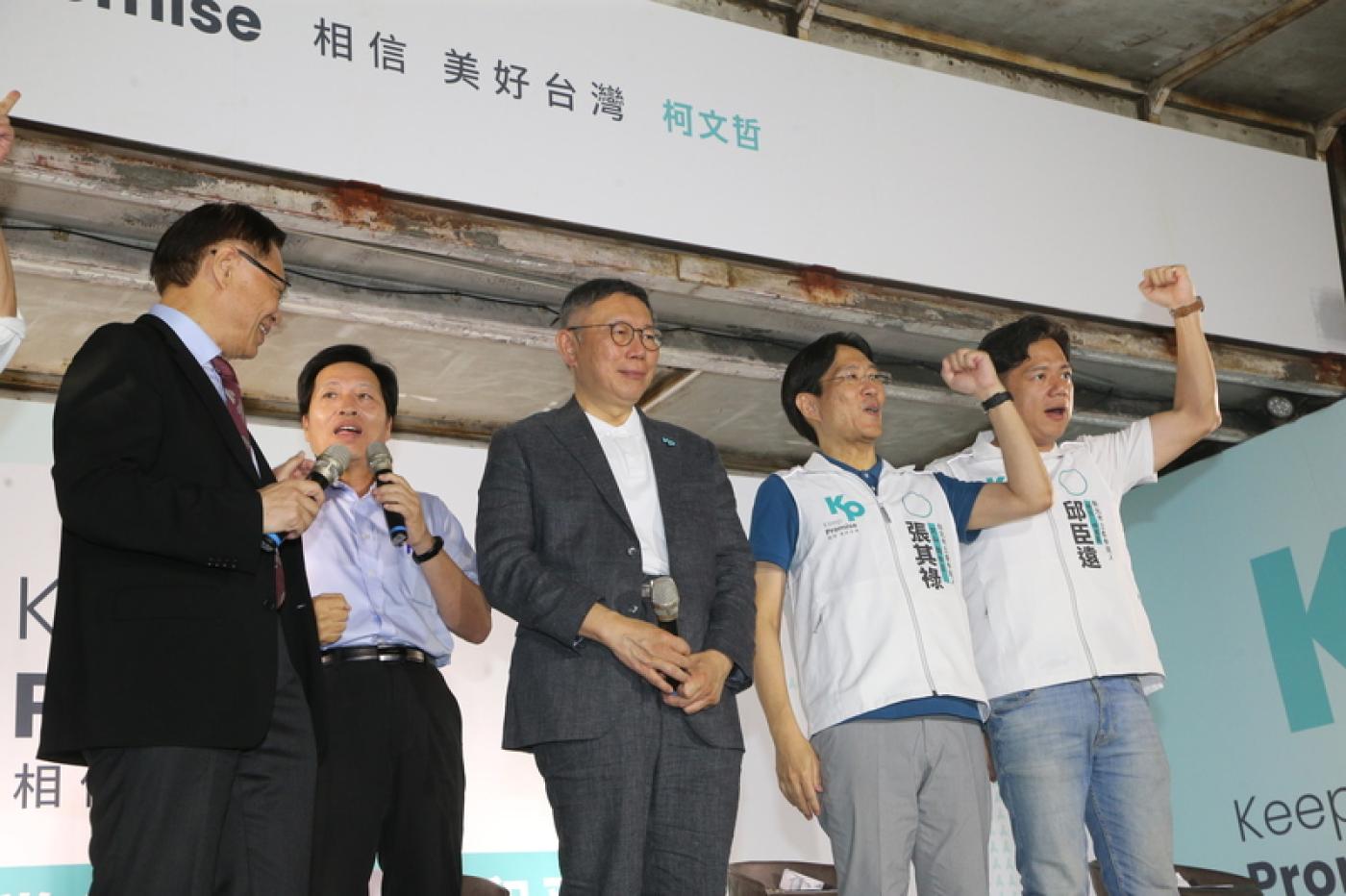 柯文哲15日晚間到台北市木柵忠順廟，出席廟口開講台北場。中央社