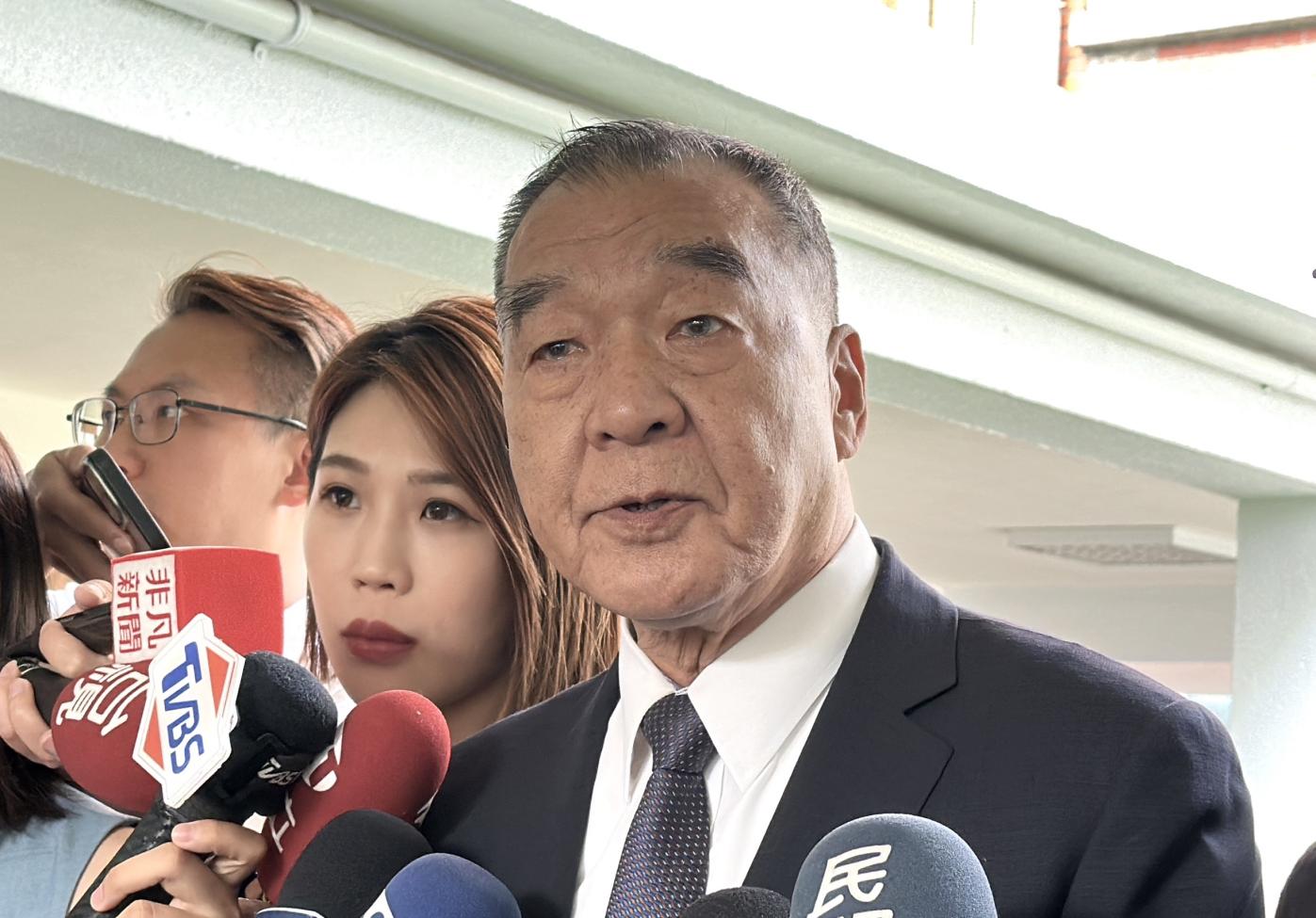 國防部長邱國正17日立院備詢前受訪。林啟弘攝
