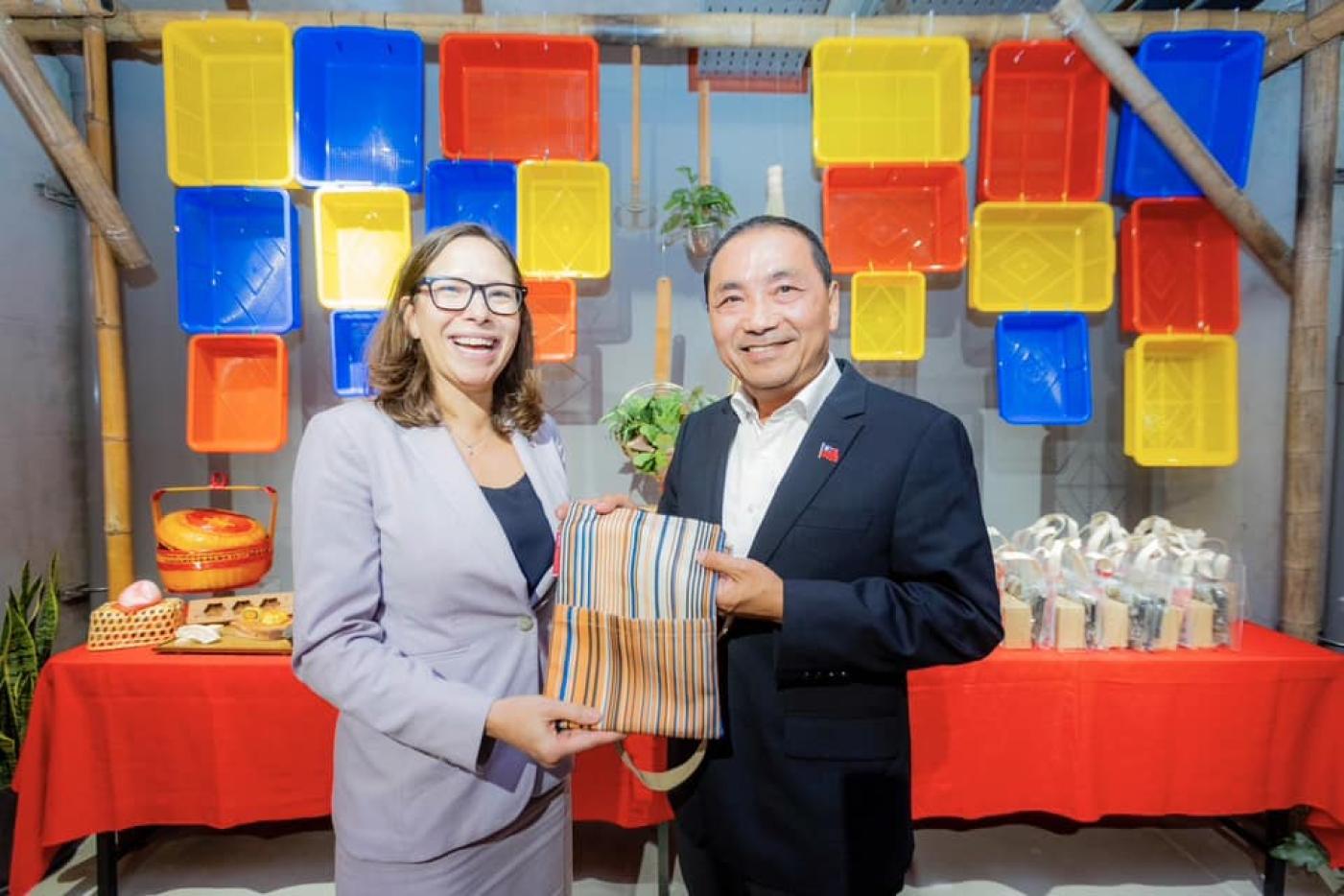 AIT主席羅森伯格(左)訪台，和國民黨總統參選人侯友宜(右)會面。翻攝侯友宜臉書