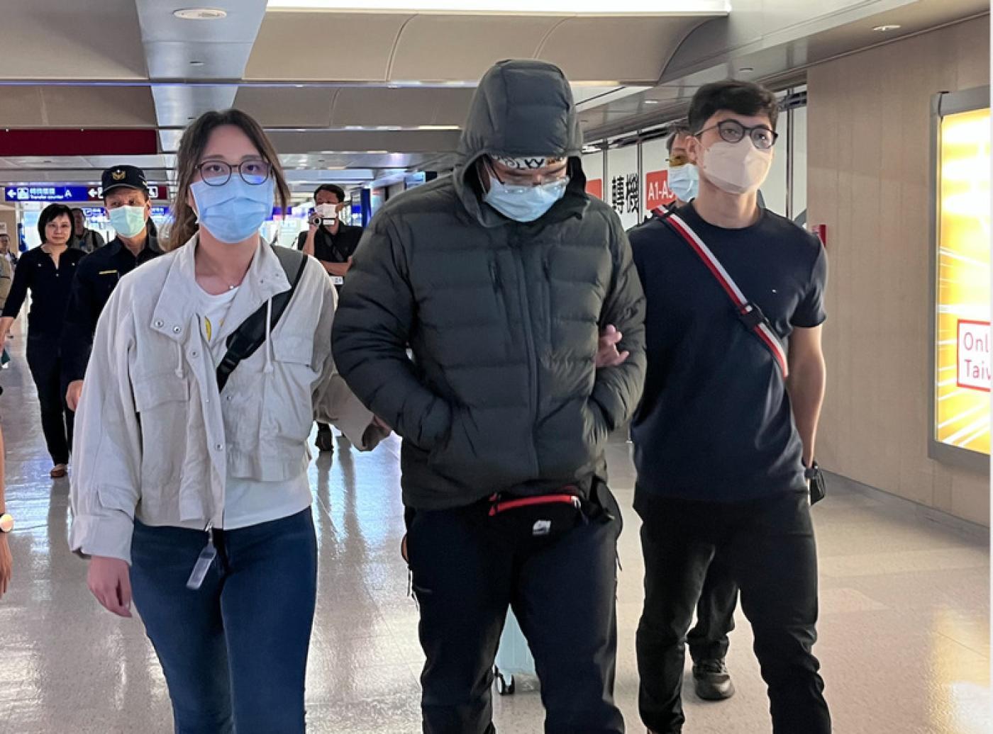 林裕紘（中）本月7日自奧地利返台後，遭桃園市政府警察局刑事警察大隊派員帶回偵訊。中央社