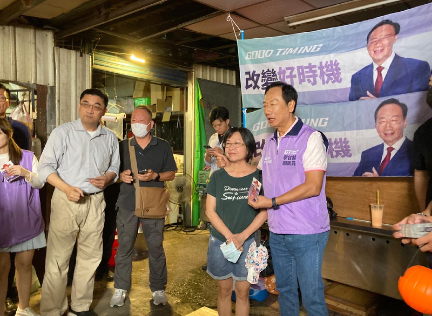 鴻海創辦人郭台銘(紫背心者)表示和台灣民眾黨總統參選人柯文哲見面，圖為郭台銘日前視察新莊連署站。中央社