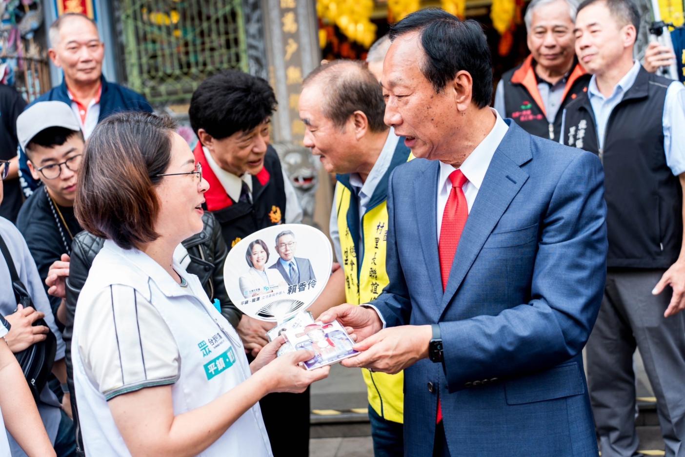 郭台銘20日至桃園義民廟參拜，「巧遇」民眾黨立委賴香伶。郭辦提供