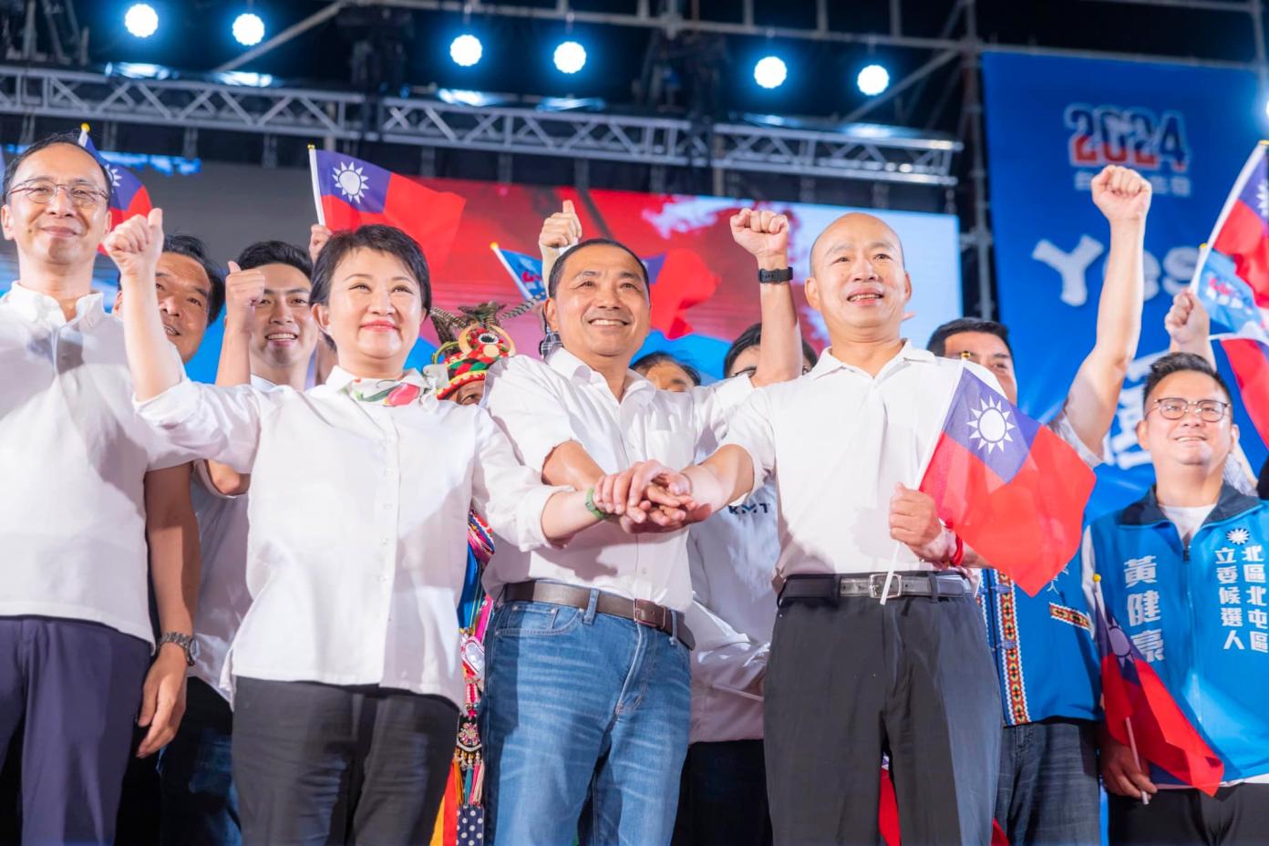 國民黨總統參選人侯友宜(左3)在台中造勢，台中市長盧秀燕(左2)、高雄市前市長韓國瑜(右2)站台力挺。翻攝侯友宜臉書