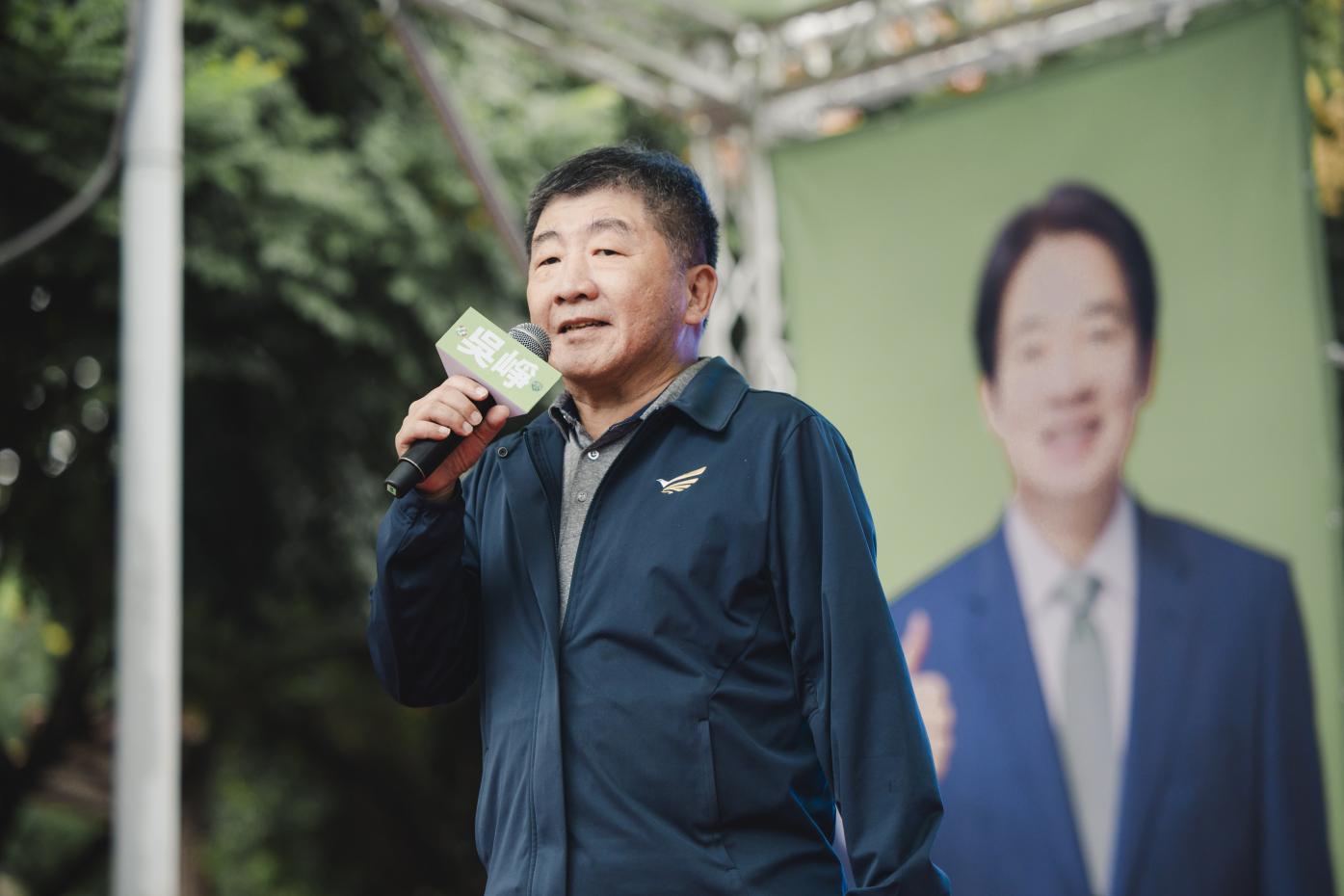 衛福部前部長陳時中替民進黨立委參選人吳崢站台。吳崢競選團隊提供