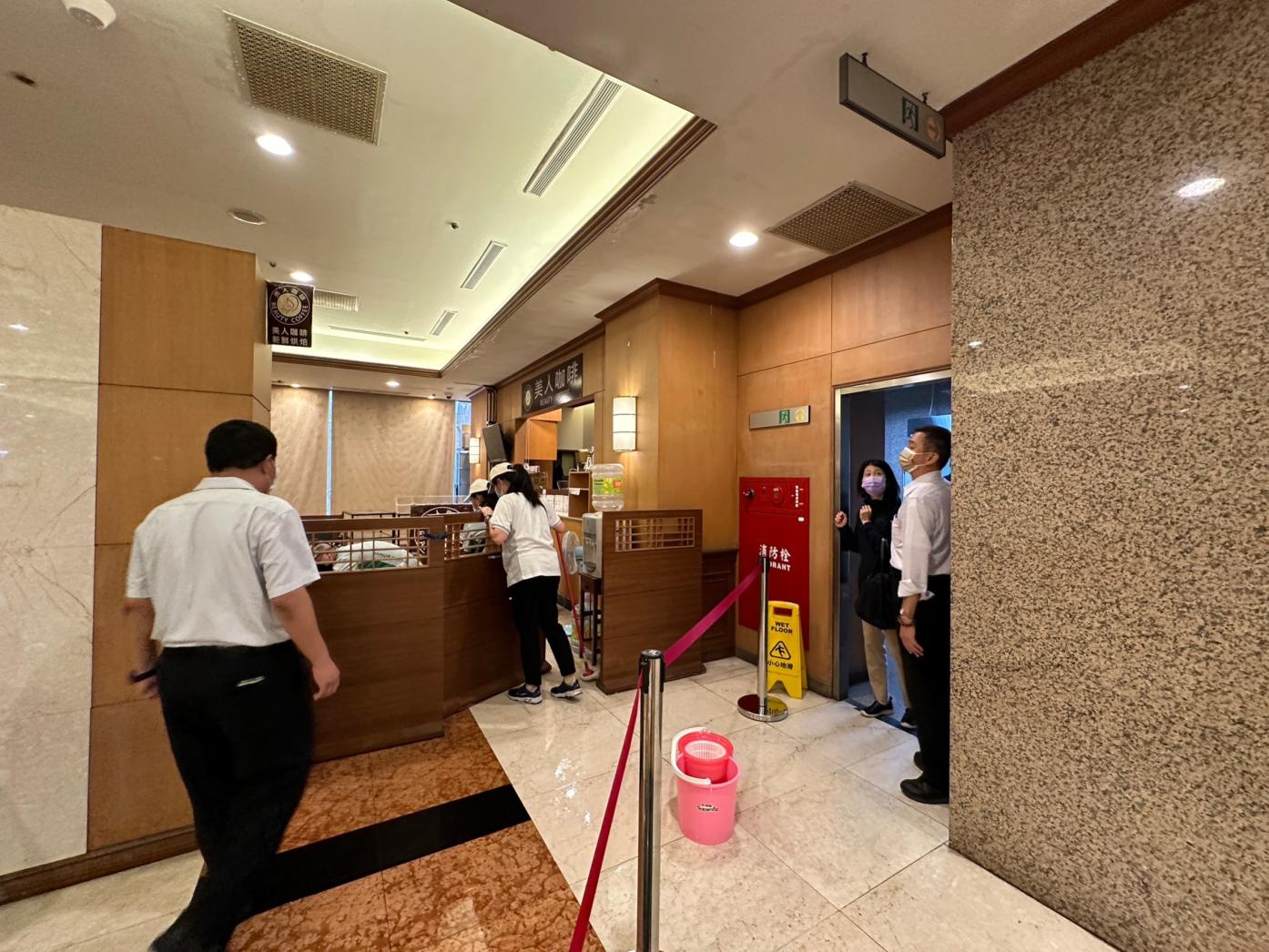 立法院中興大樓23日水管破裂，一樓天花板也不斷「下起雨」。林啟弘攝