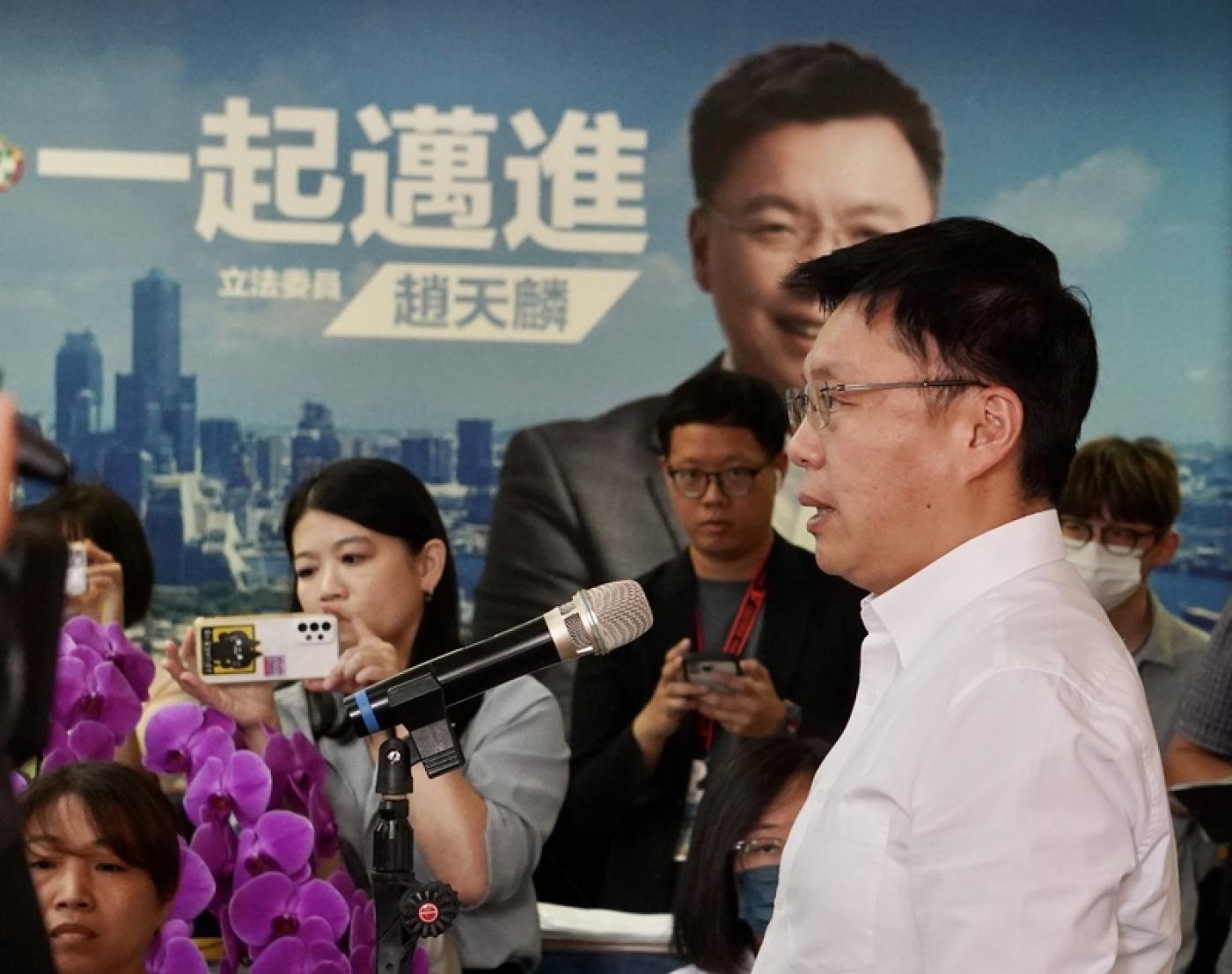 趙天麟24日上午在高雄服務處舉行記者會為婚外情一事道歉。中央社
