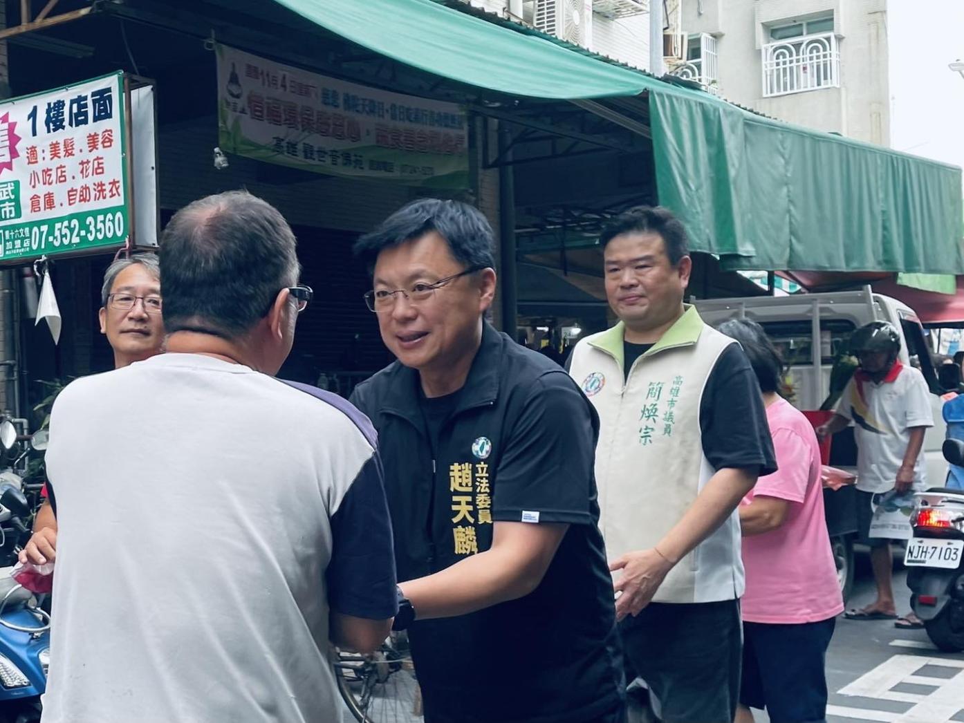民進黨立委趙天麟(黑色背心者)因外遇醜聞宣布退選，高雄市議員簡煥宗(後方米色背心者)被點名接棒參選，他發表聲明表示不會參選。翻攝簡煥宗臉書