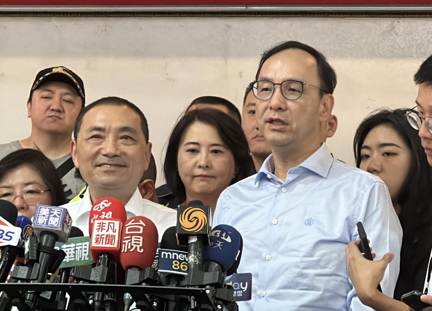 侯友宜26日上午和與國民黨主席朱立倫參拜台北文昌宮。林啟弘攝
