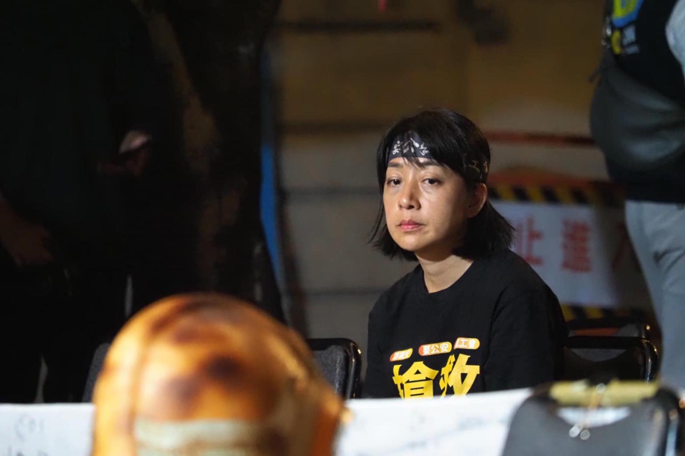 時代力量立委王婉諭批行政院修法換湯不換藥，圖為王婉諭日前至凱道參加搶救消防員舉辦的國殤日晚會。翻攝王婉諭臉書