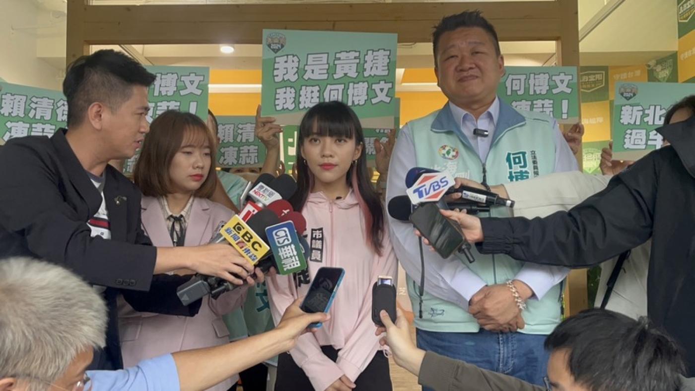 民進黨將徵召高雄市議員黃捷（右２）接棒立委趙天麟參選高雄立委。中央社