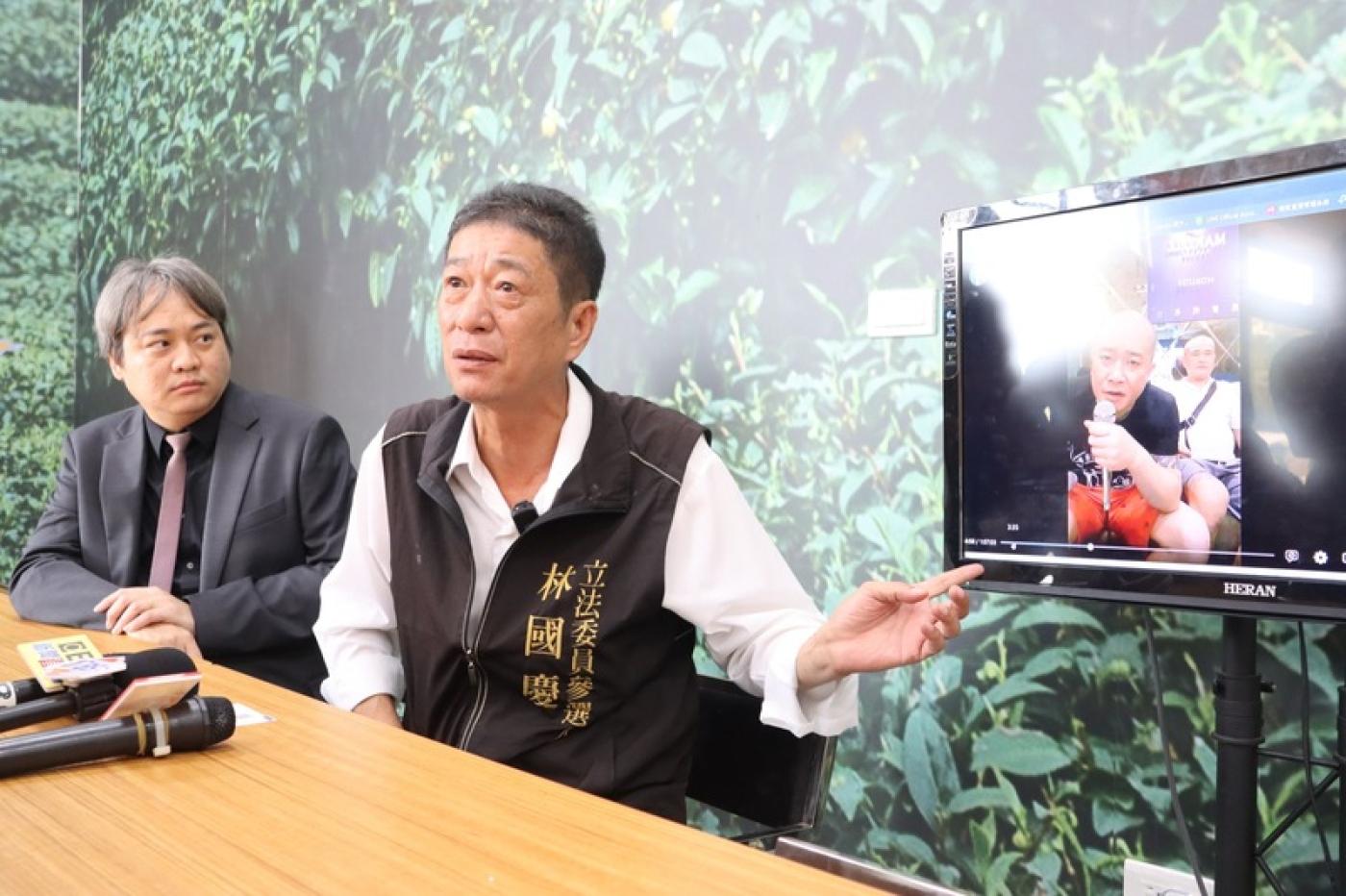 網紅「小商人」26日在臉書上傳無黨籍嘉義縣第2選區立委參選人林國慶影片，指他不只摟妹、還索討女子內褲；林國慶（右）28日開記者會澄清內容不是事實，記者會結束後，並前往嘉義地檢署按鈴申告「小商人」妨害名譽。中央社
