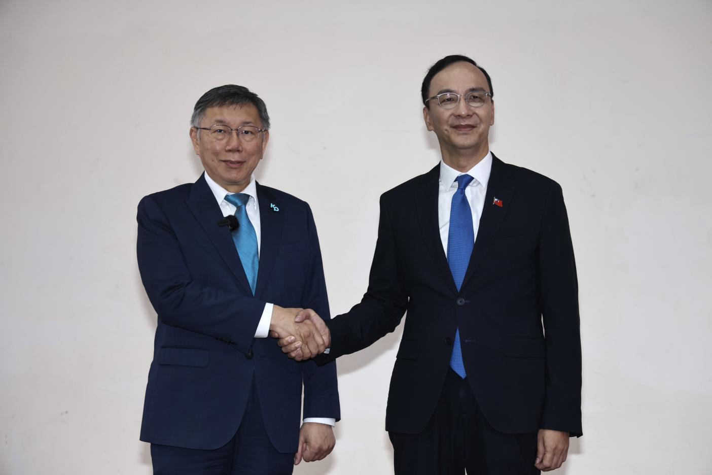 「藍白合」政黨協商會議登場，朱立倫、柯文哲握手致意。林啟弘攝