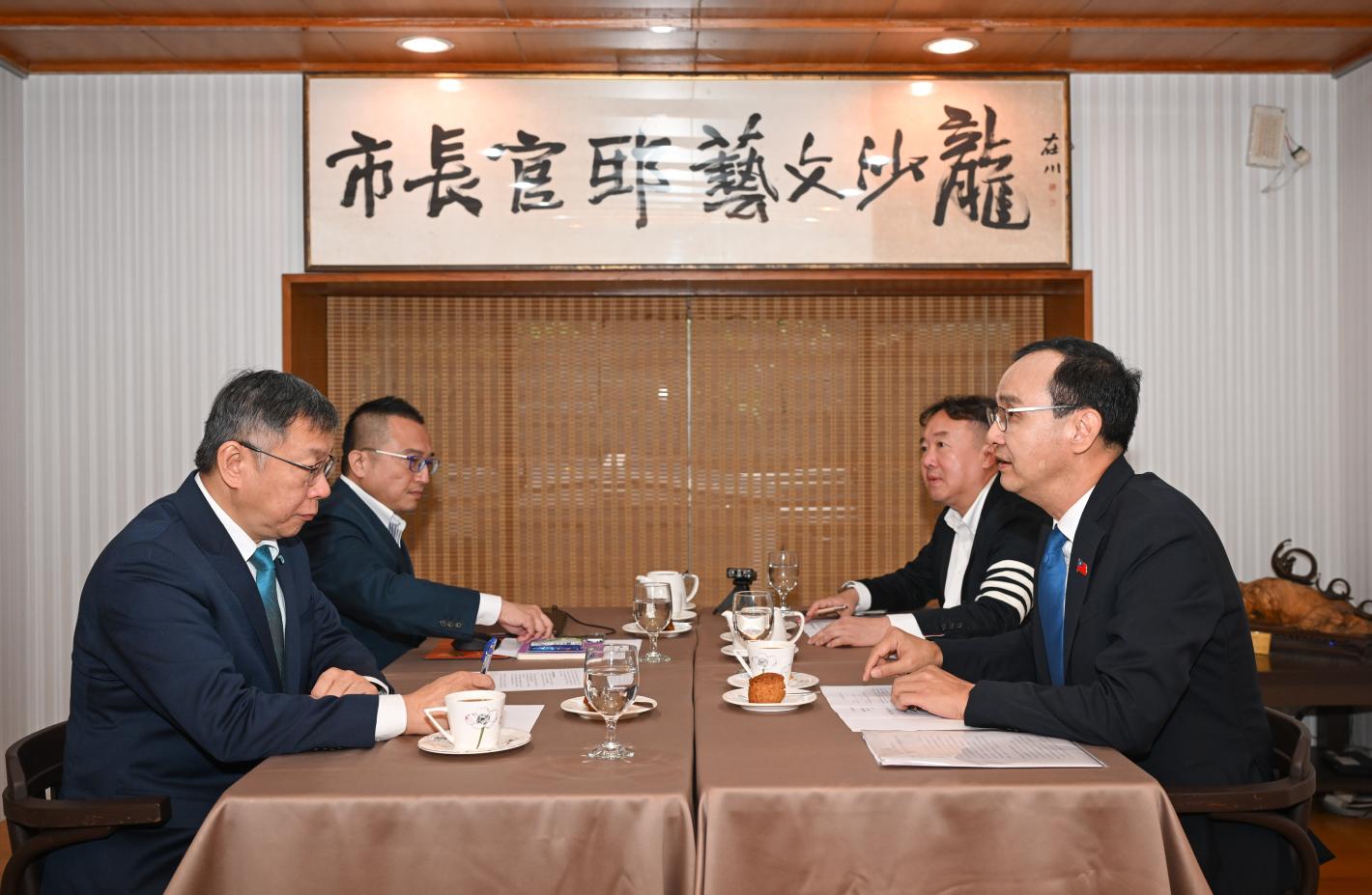 藍白政黨協商上午登場，由朱立倫、柯文哲在市長官邸藝文沙龍舉行。國民黨提供