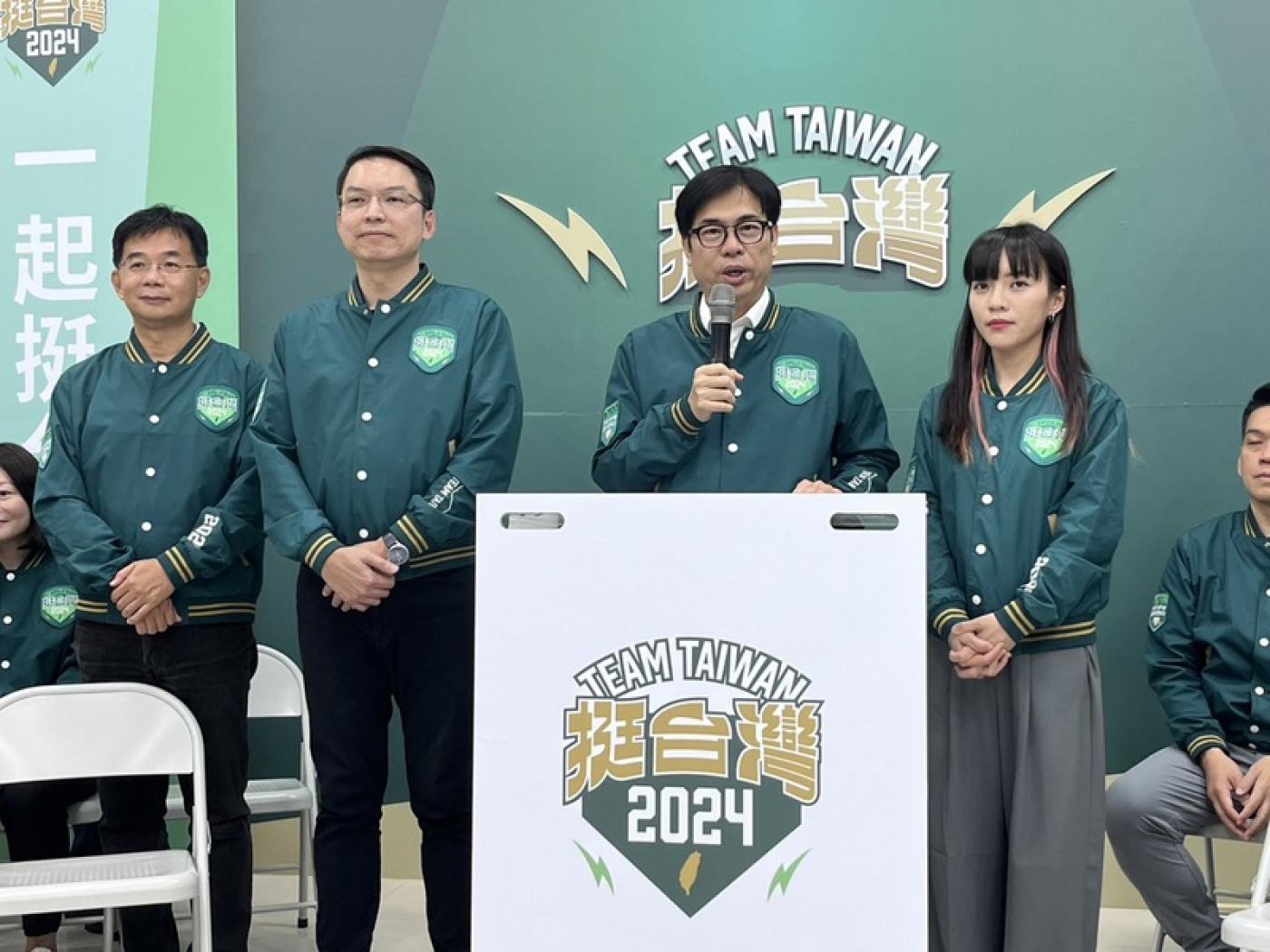 賴清德高雄競選總部29日舉辦謝土典禮，高雄市長陳其邁（右二）呼籲選民支持黃捷（右）參選立委。中央社