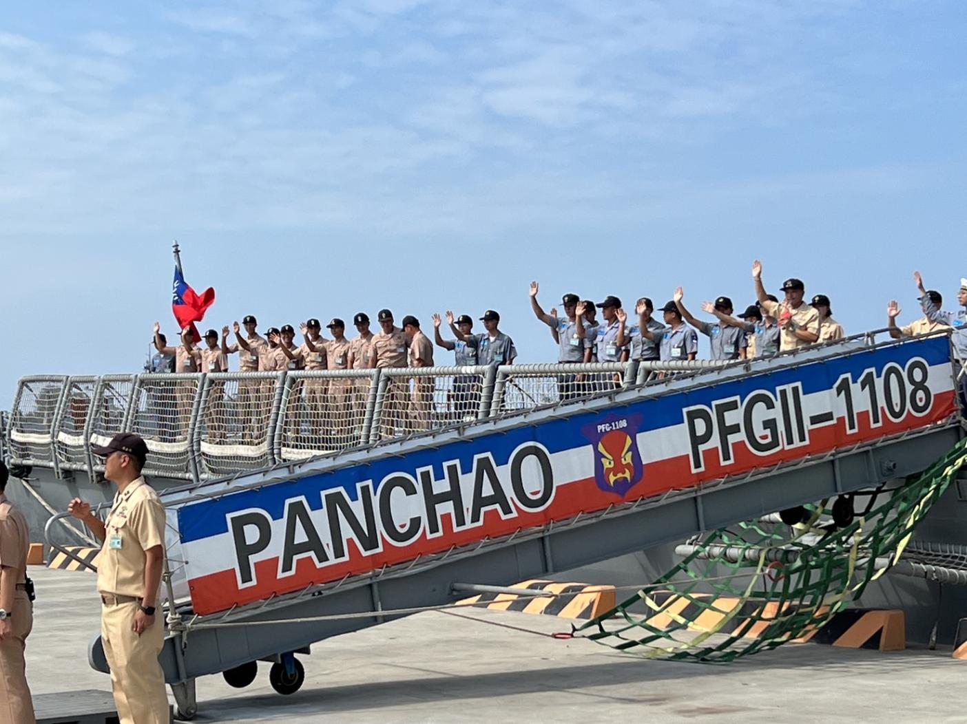 成功級班超號軍艦負責監控解放軍山東號航母編隊通過巴士海峽，軍人之友社理事長李棟樑在班艦艦返港後立即前往慰問。王烱華攝