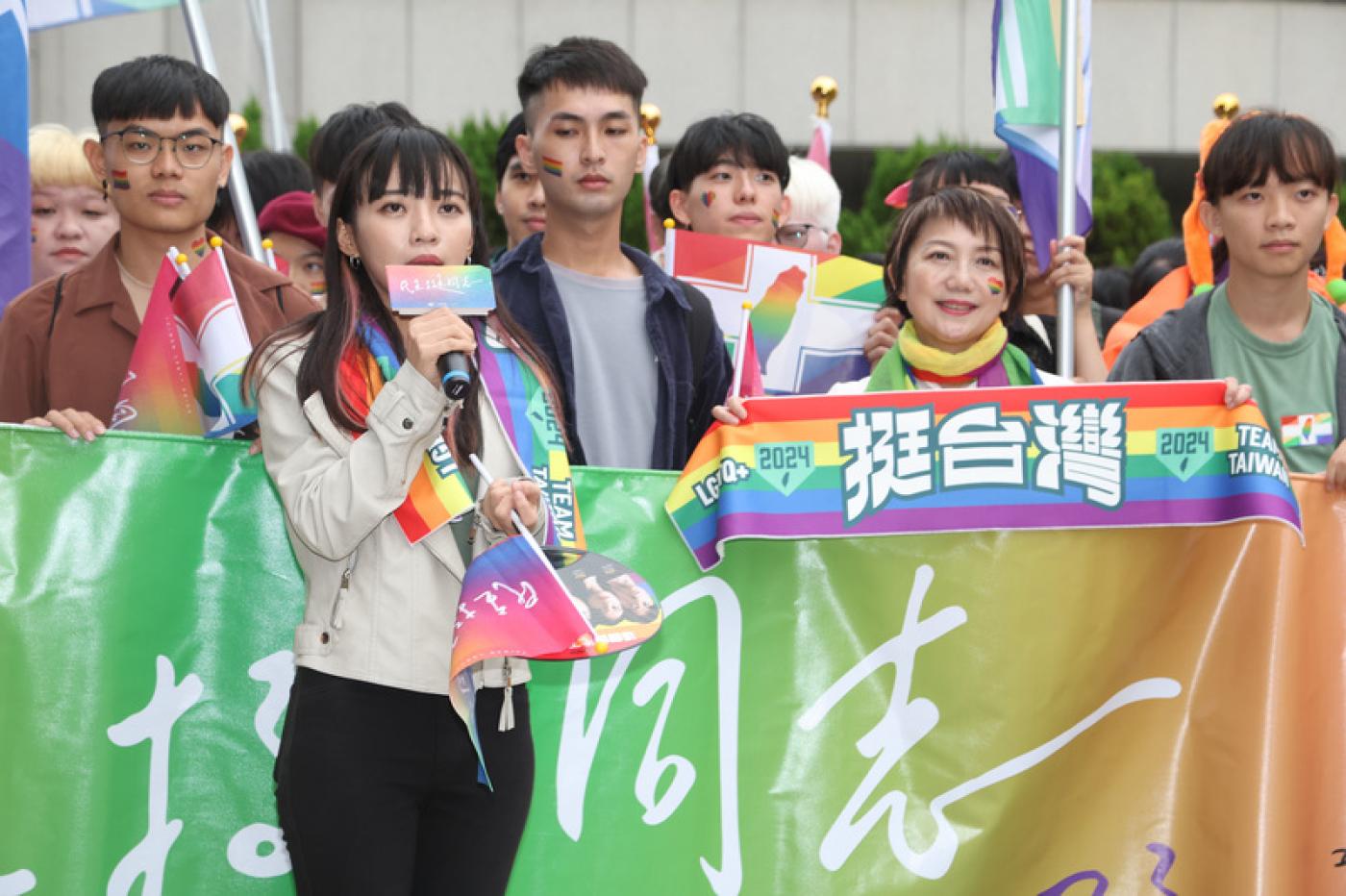 民進黨擬徵召高雄市議員黃捷(持麥克風者)參選立委。中央社