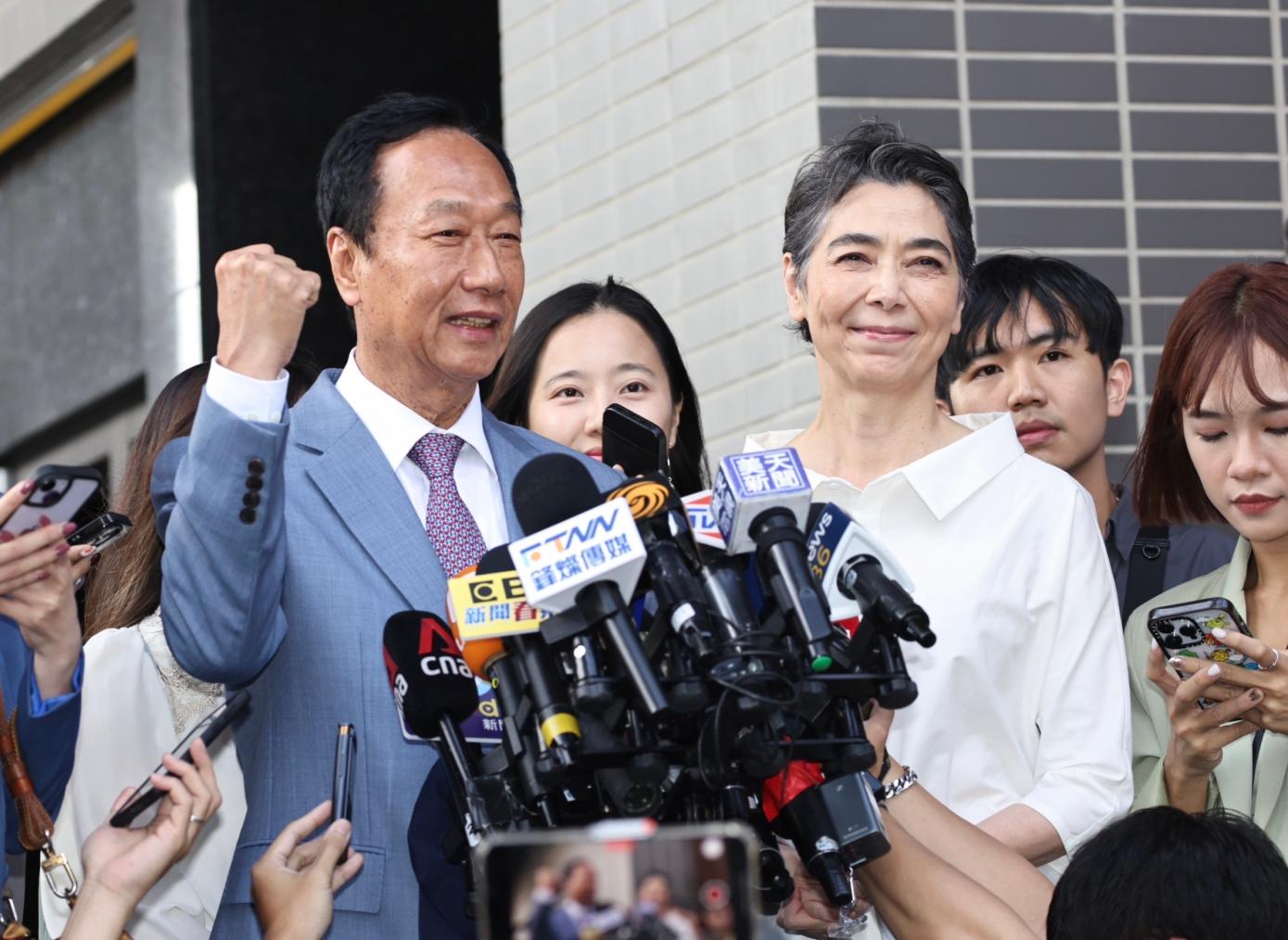 郭台銘與賴佩霞1日赴北市選委會遞送連署書。林啟弘攝