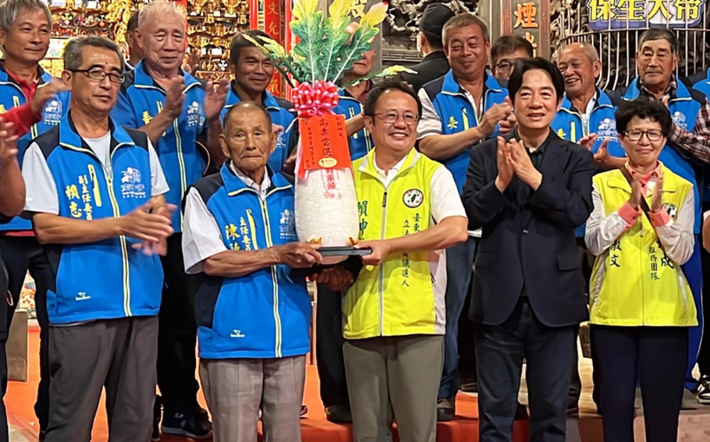 賴清德（前右2）10月31日陪同黨籍立委提名參選人賴坤成（前左3）前往台東市南清宮參拜。中央社
