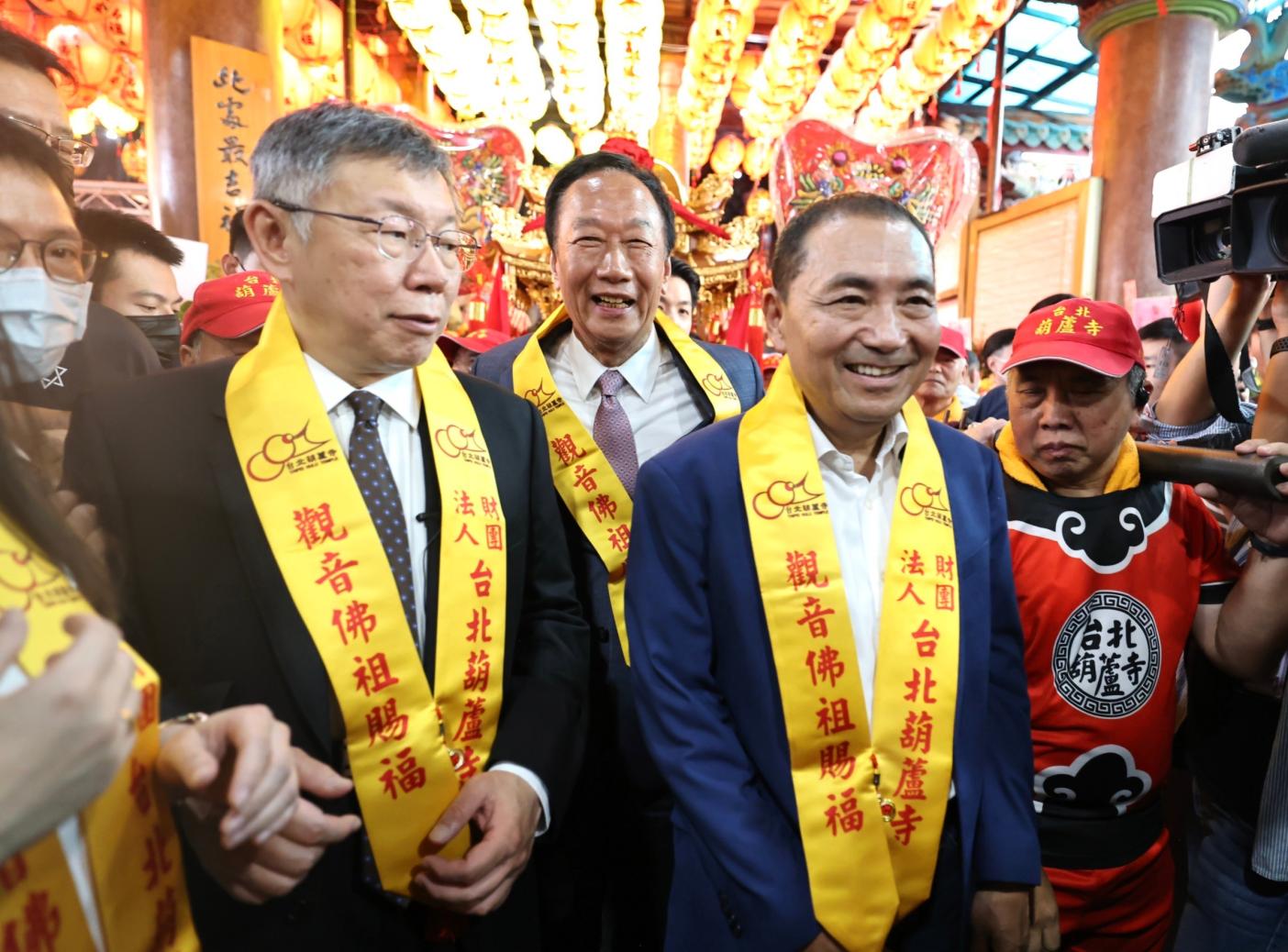 柯文哲、侯友宜、郭台銘三人連袂出席遶境活動，三人難得同台扶轎。林啟弘攝
