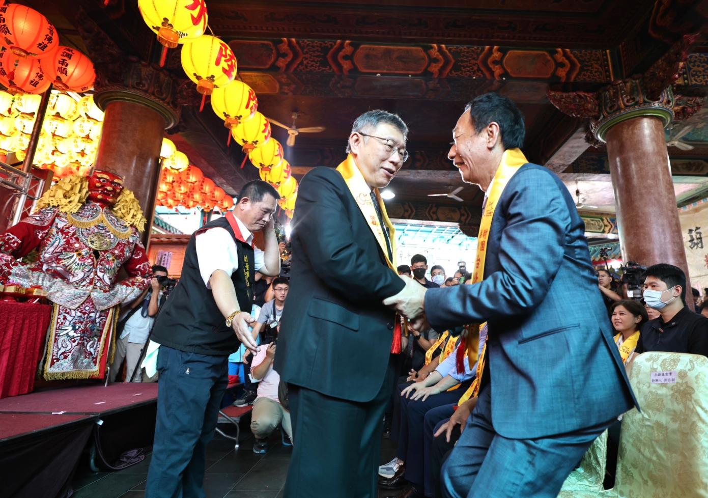 郭台銘、柯文哲出席葫蘆寺起駕大典，雙方互動熱絡。林啟弘攝