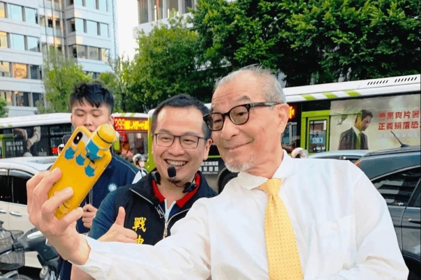 法律教授、律師陳長文（右前）日前於媒體投書，贊成前總統馬英九的「全民調」方案。翻攝羅智強臉書
