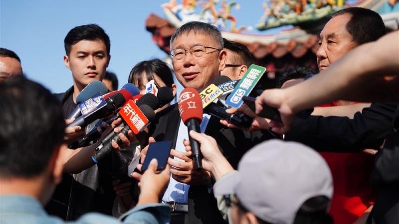 柯文哲參拜竹山紫南宮。民眾黨提供