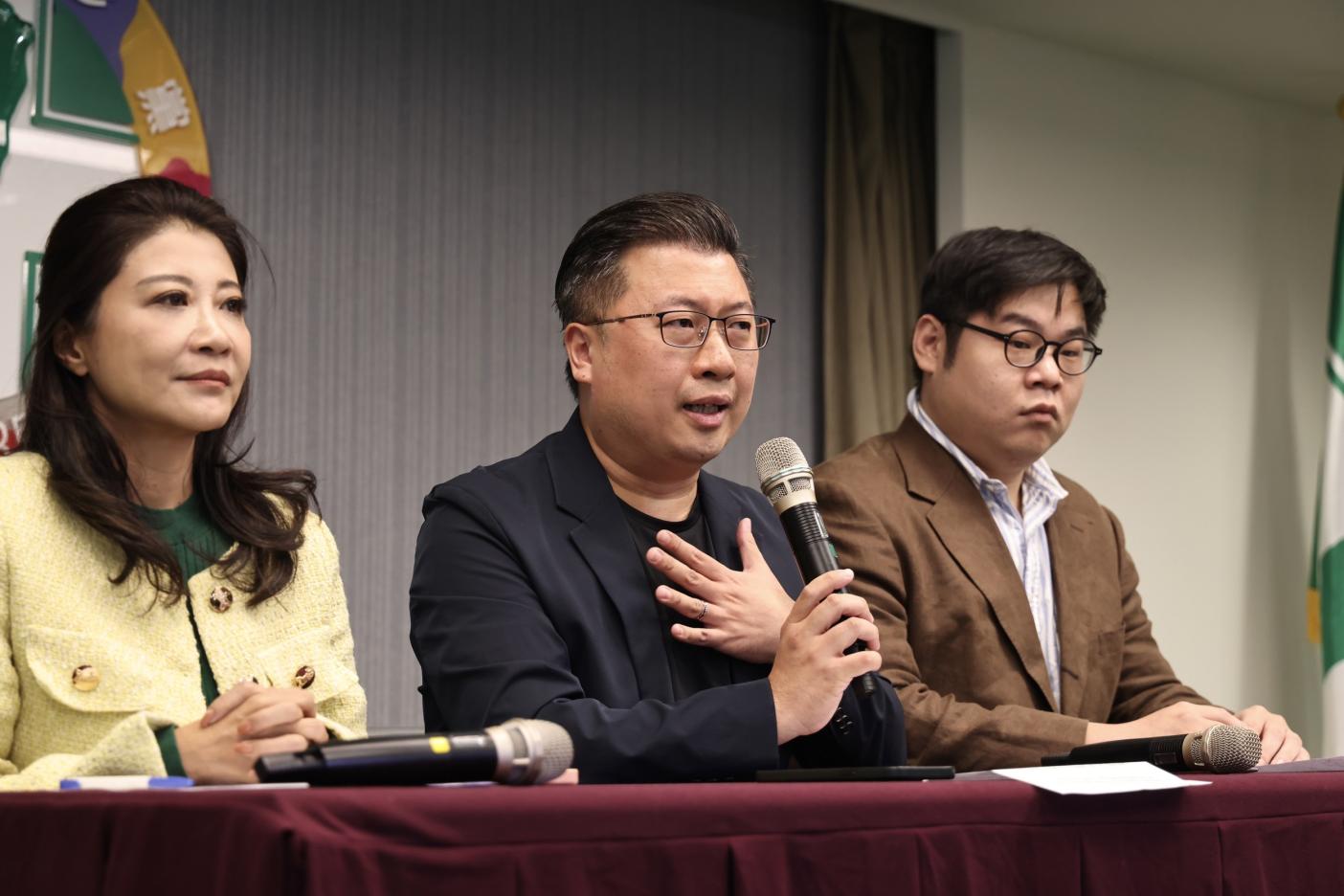 遭控喝花酒，民進黨發言人張志豪（中）立即舉行記者會反擊。林啟弘攝