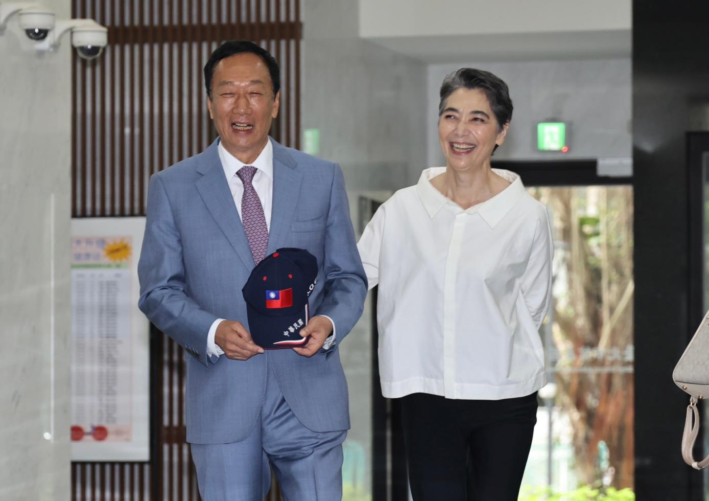 獨立參選總統的鴻海創辦人郭台銘(左)及搭檔賴佩霞(右)。資料照片／林啟弘攝