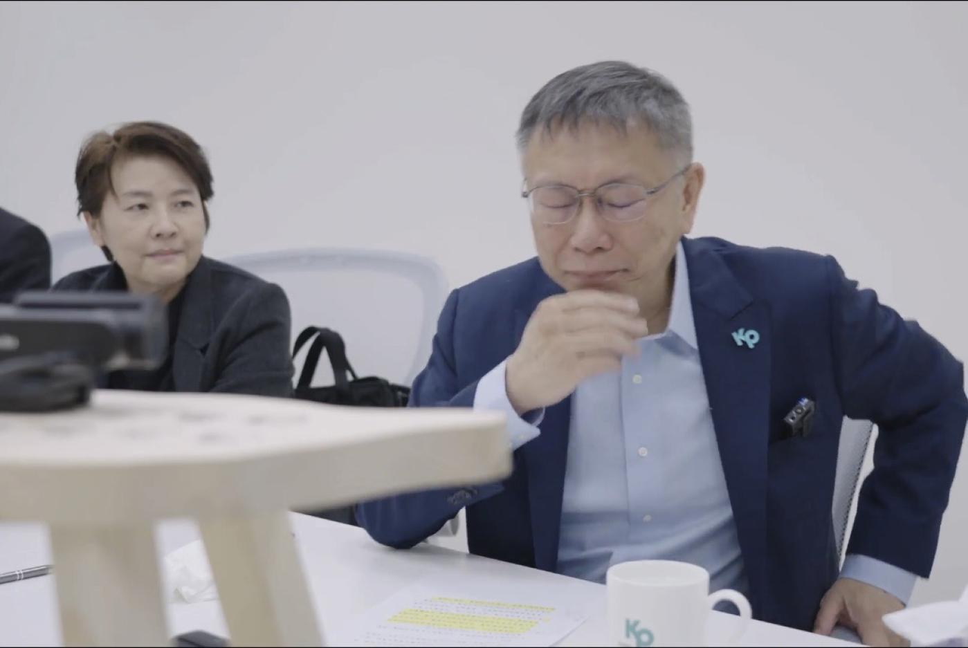 柯文哲16日傍晚與主要輔選幹部召開線上會議，講到激動處一度哽咽落淚。柯辦提供