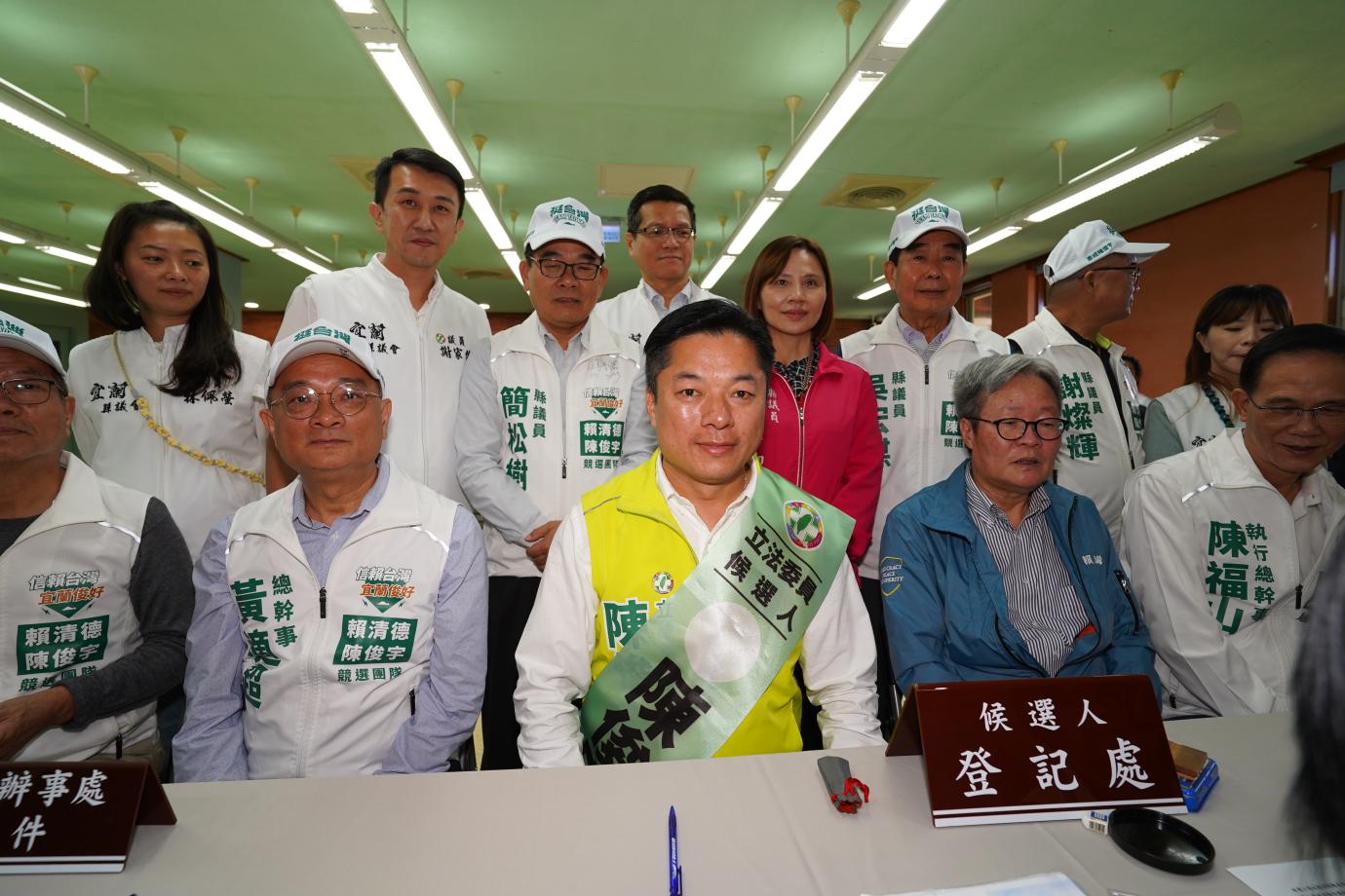 民進黨提名宜蘭區域立委候選人陳俊宇20日在競總副主委陳金德等人陪同下前往宜蘭縣選委會完成參選登記。林泊志攝