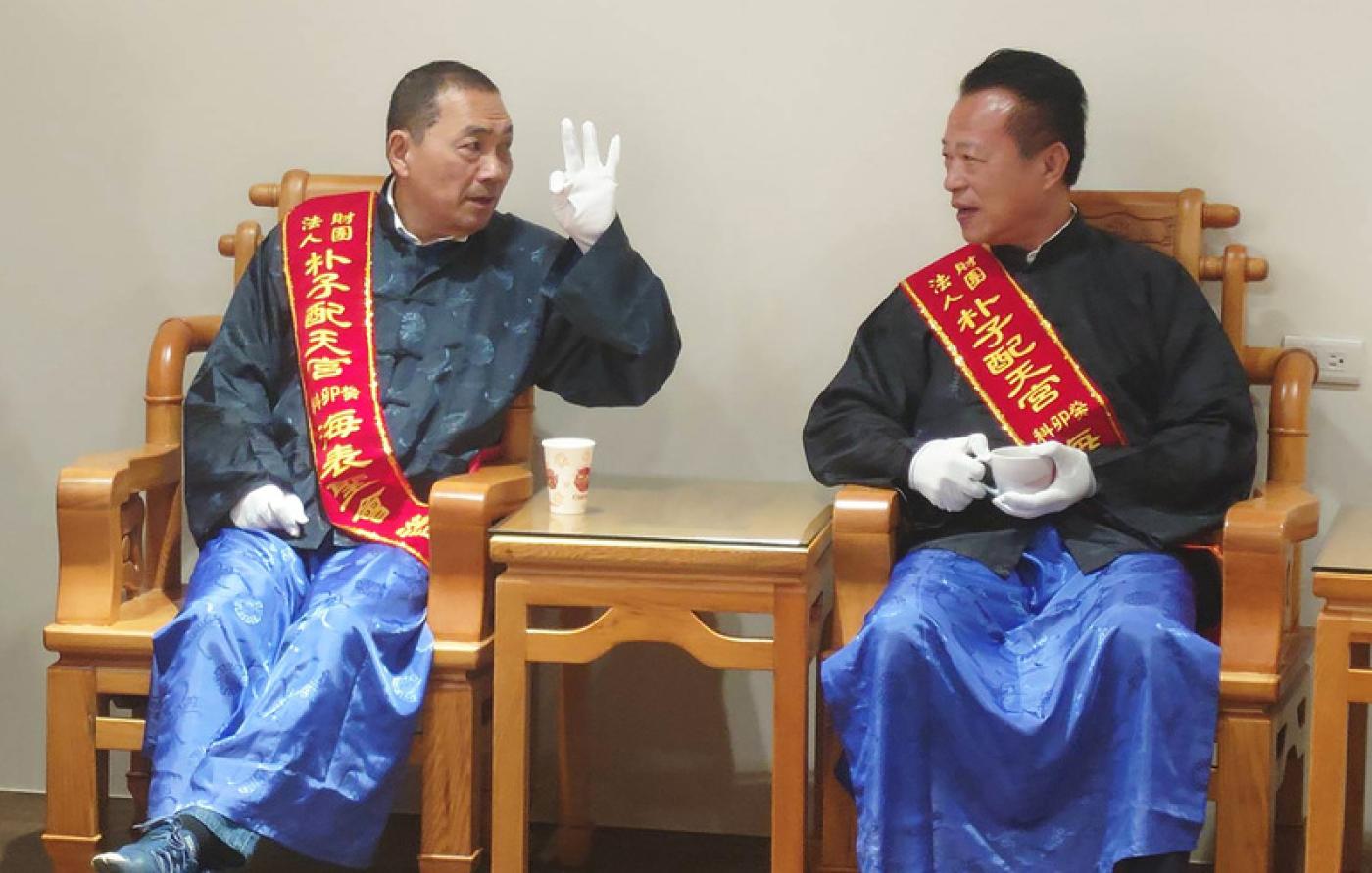 侯友宜（左）20日參加嘉義縣朴子配天宮「海表聖會」遶境活動，祭祀開始前與嘉義縣長翁章梁（右）話家常。中央社