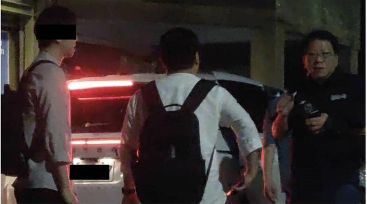 賴清德競選辦公室總幹事潘孟安(右)被拍到在台北市街頭吸食加熱菸。王鴻薇提供