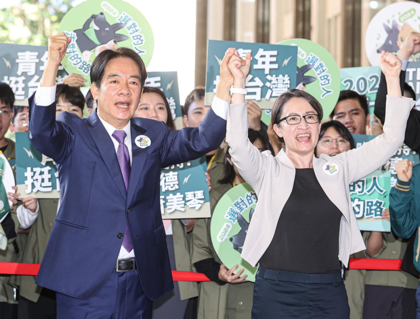賴清德、蕭美琴21日到中選會登記，除多位民進黨黨公職與會，現場也聚集各年齡層支持者，高喊「選對的人走對的路」、「凍蒜」。中央社