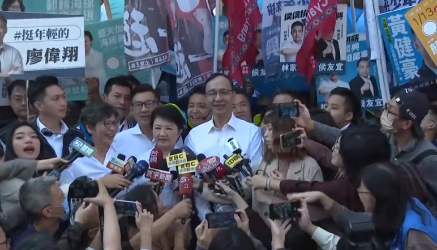 朱立倫、盧秀燕今同國民黨7位區域立委參選人，與民眾黨蔡壁如、1位原民立委參選人聯合登記。翻攝畫面