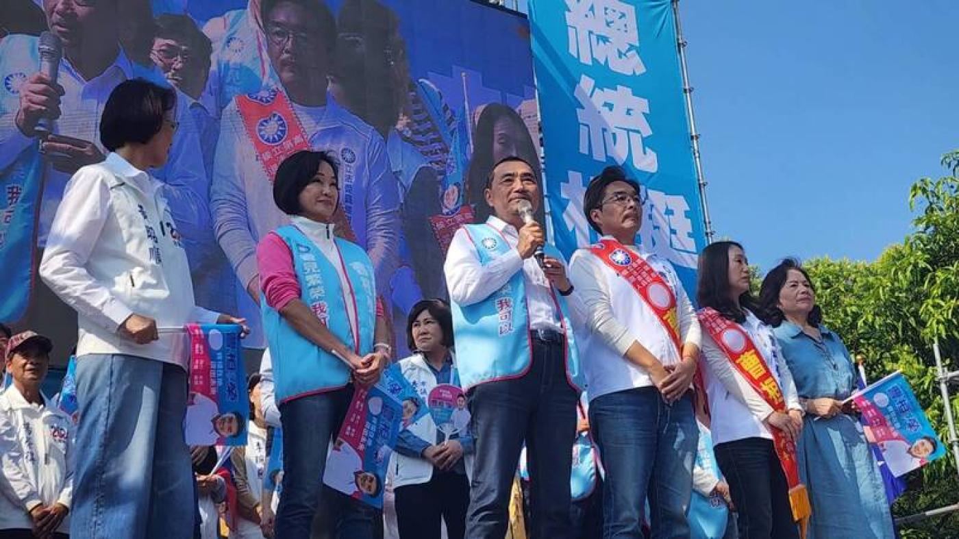 國民黨高雄市立委參選人曹桓榮（前左4）與侯友宜（前左3）聯合競選總部18日成立，柯志恩（前左2）等人出席。中央社